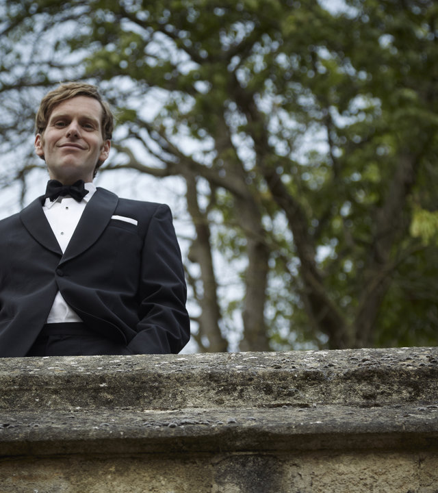 "Der junge Inspektor Morse - Abschied": Außenaufnahme - Endeavour Morse (Shaun Evans) steht an einer steinernen Balustrade und blickt hinunter.