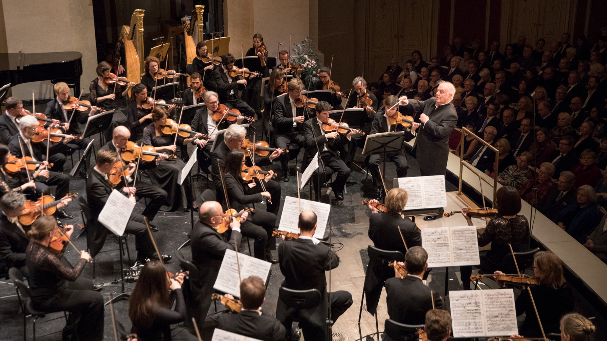 Gedenkkonzert 75 Jahre Kriegsende: Daniel Barenboim dirigiert Musiker der Staatskapelle Berlin in der Staatsoper Unter den Linden