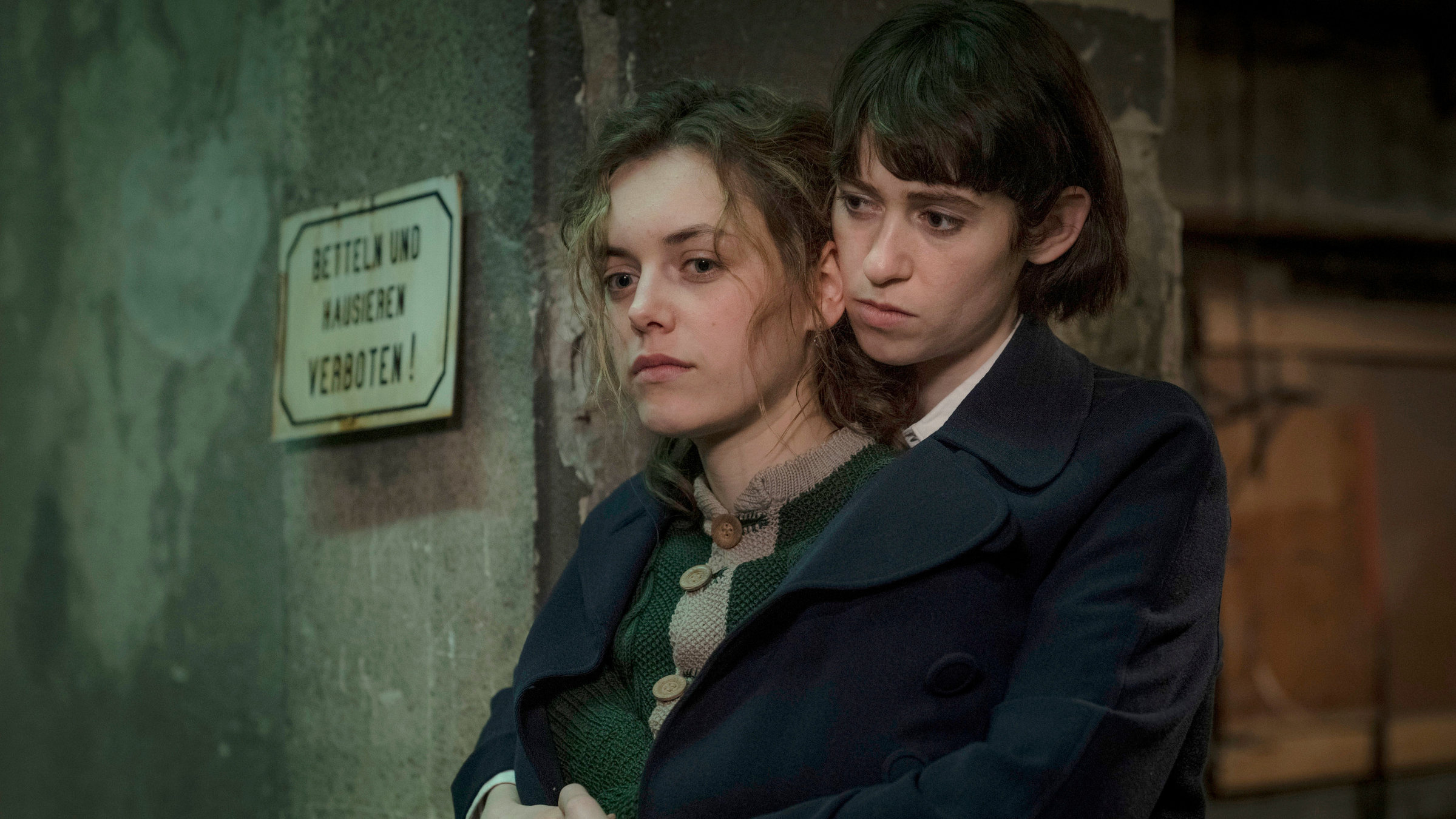 "Eldorado KaDeWe - Jetzt ist unsere Zeit (6/6) - Das Ende der Schönheit": Fritzi (Lia von Blarer, li.) und Hedi (Valerie Stoll, vorne re.) geraten durch den Aufstieg der Nationalsozialisten zunehmend in Gefahr.