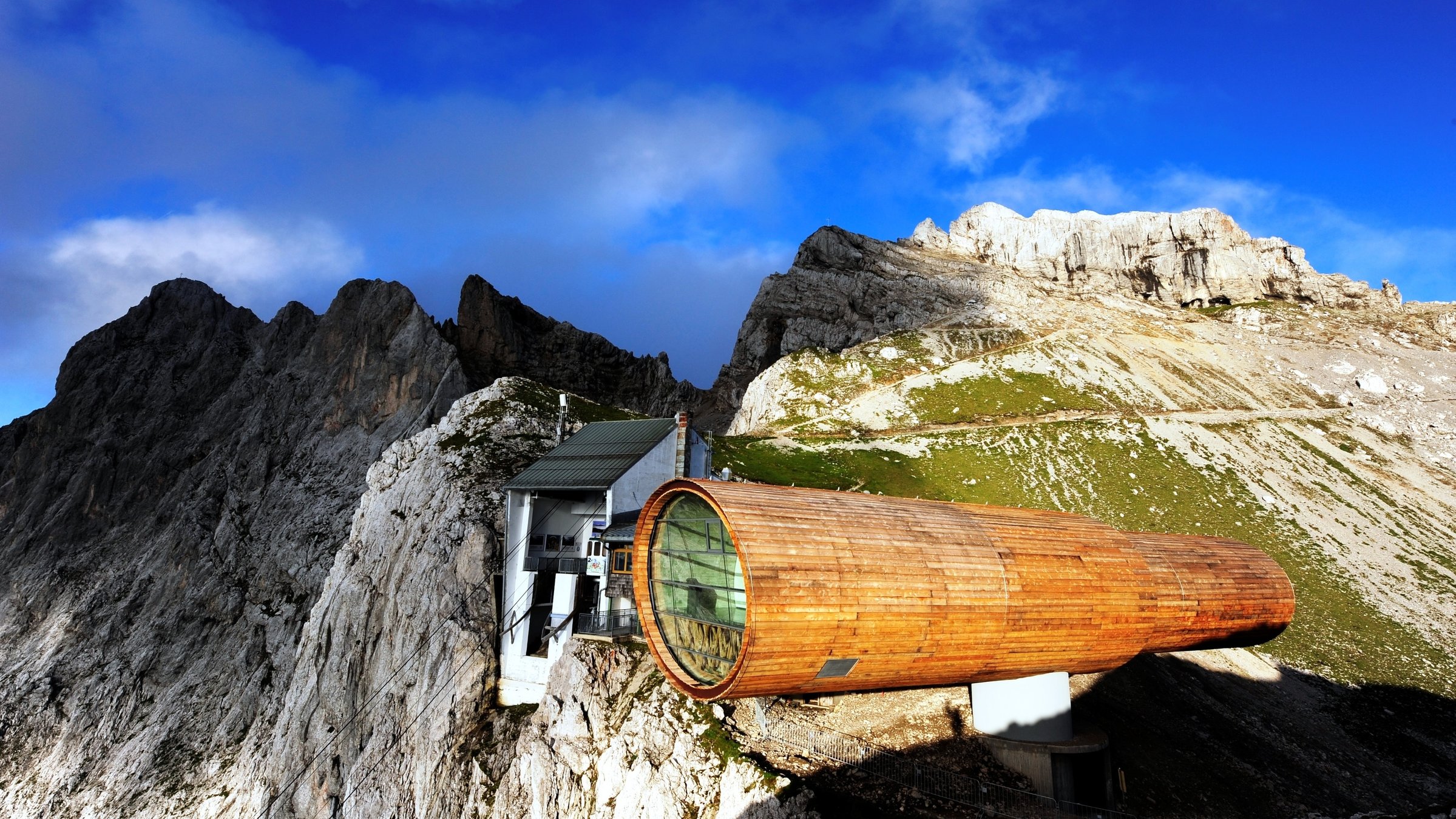"Vom Bauen in den Bergen (2/4) - Neue Alpine Architektur in Bayern": Das Karwendelrohr, ein überdimensionales Fernrohr, an der Bergstation der Karwendelbahn.