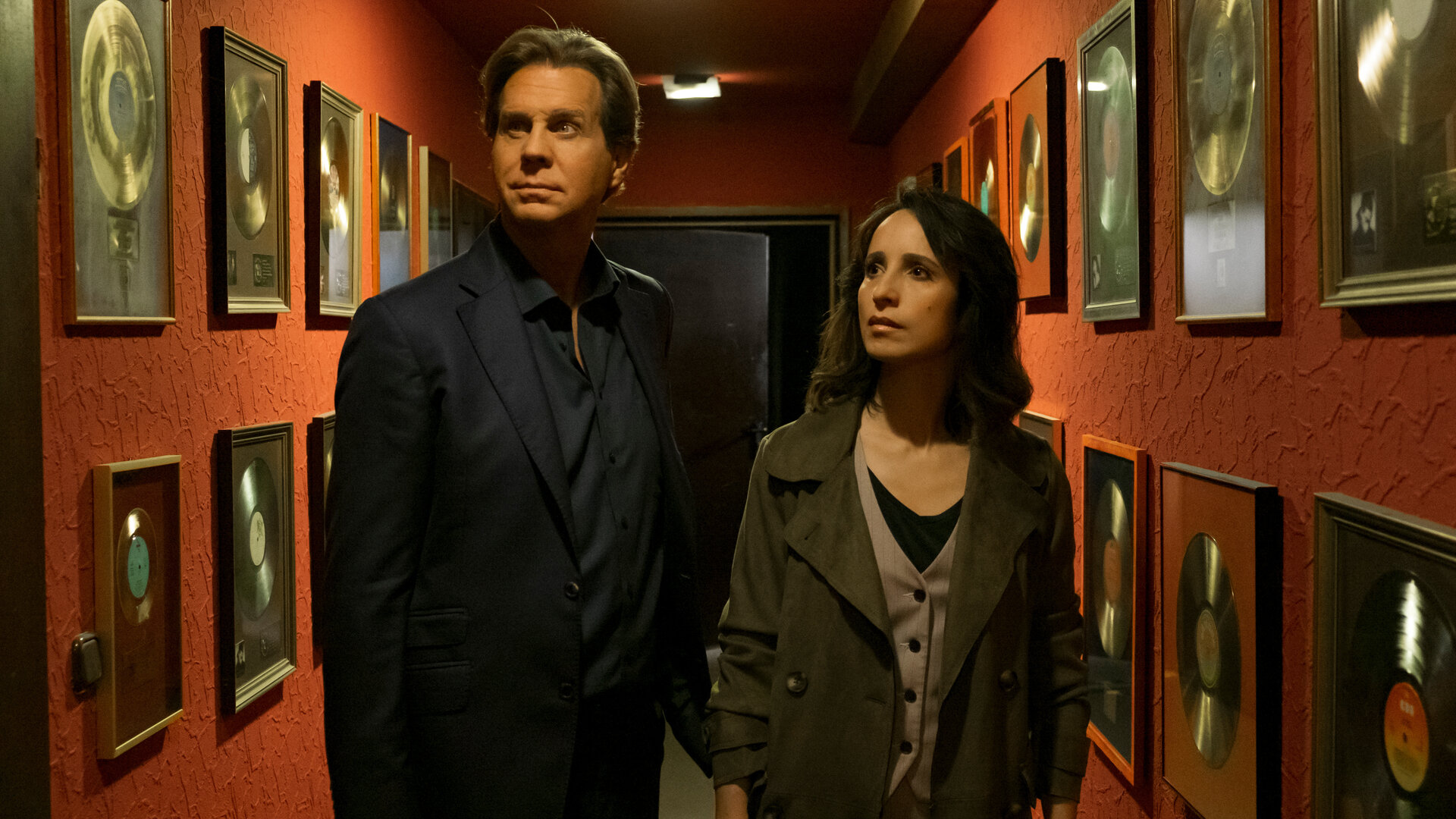 "Der Alte - Der letzte Song": Caspar Bergmann (Thomas Heinze) und Annabell (Stephanie Stumph) stehen auf dem Flur des Tonstudios und schauen nach den Auszeichnungen, die an den Wänden hängen.