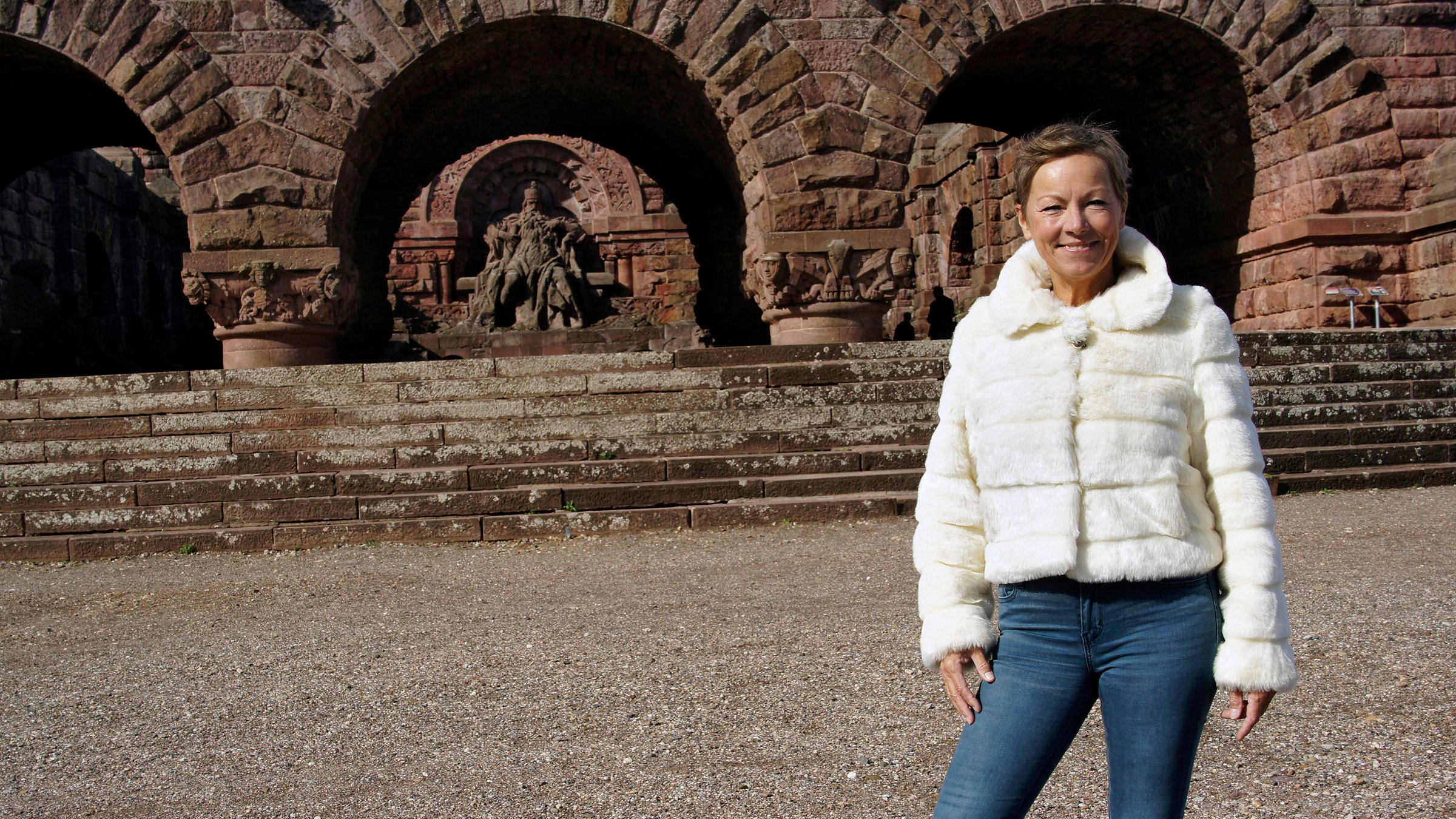 "Rätsel, Mythen und Legenden - Wie kam Kaiser Rotbart in den Berg? - Die Barbarossa-Sage vom Kyffhäuser": Janine vor Kyffhäuserdenkmal