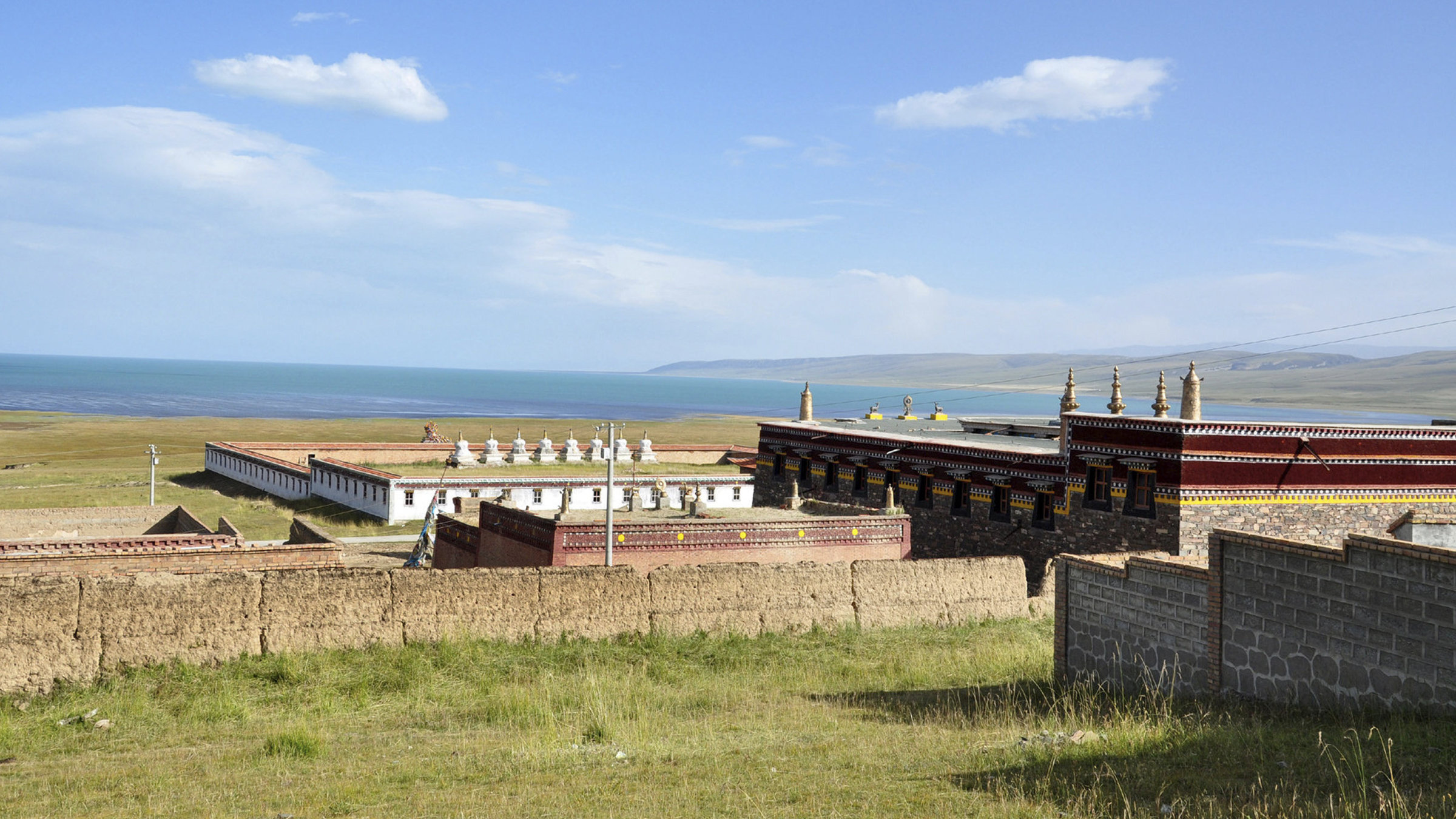 "Seen auf dem Dach der Welt, der Qinghai Hu in China" - Das Kloster Garila am Südufer des Qinghai-Sees