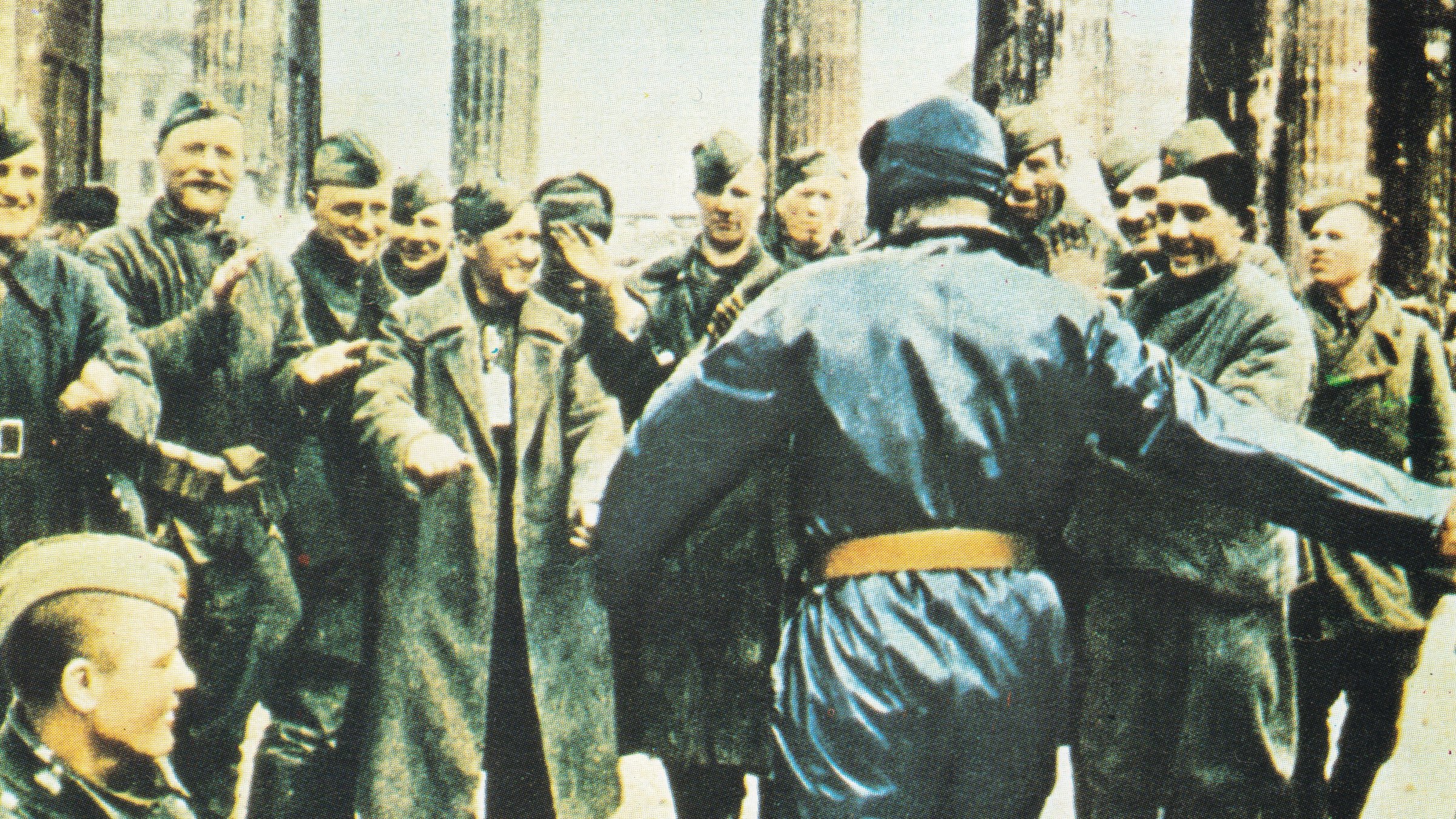 "Countdown zum Kriegsende: Untergang und Befreiung": Ein Soldat der Roten Armee, der nur von hinten zu sehen ist, wird am Brandenburger Tor von anderen Soldaten beklatscht und gefeiert.