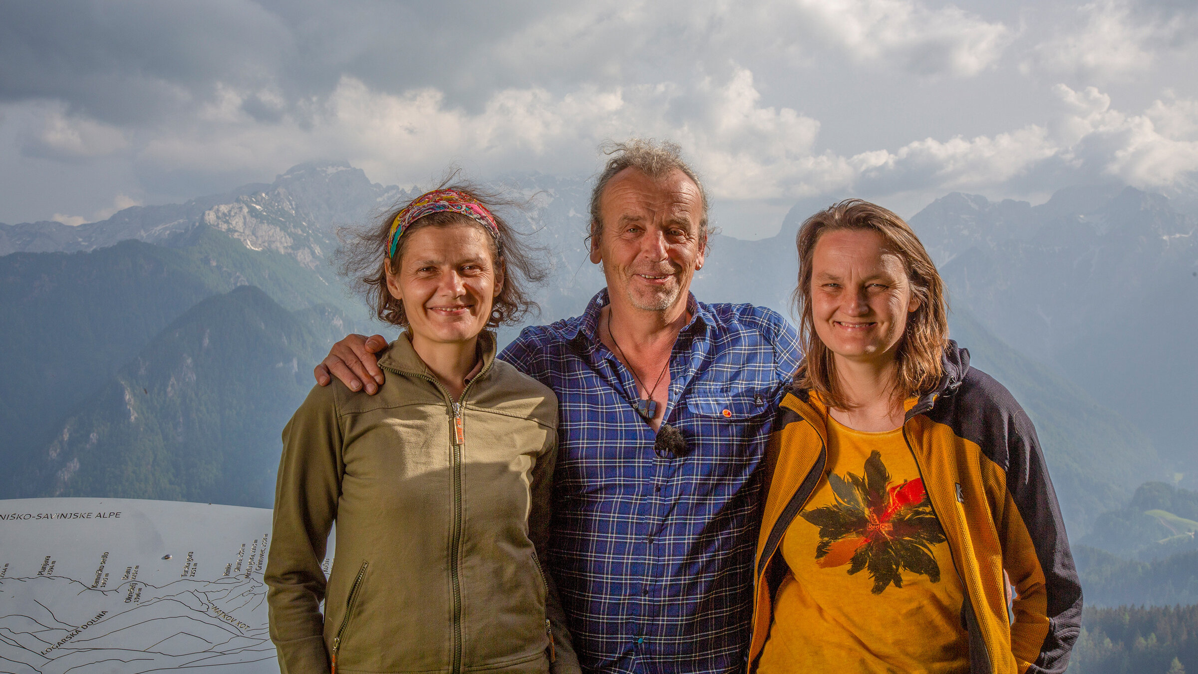 "Alpendörfer (4/4) - Slowenien/Österreich: Grenzenloses Miteinander": Protagonist*nnen Vida Matk, Zdravko Haderlap und Marika Balode vor dem Logar Tal (Slowenien).
