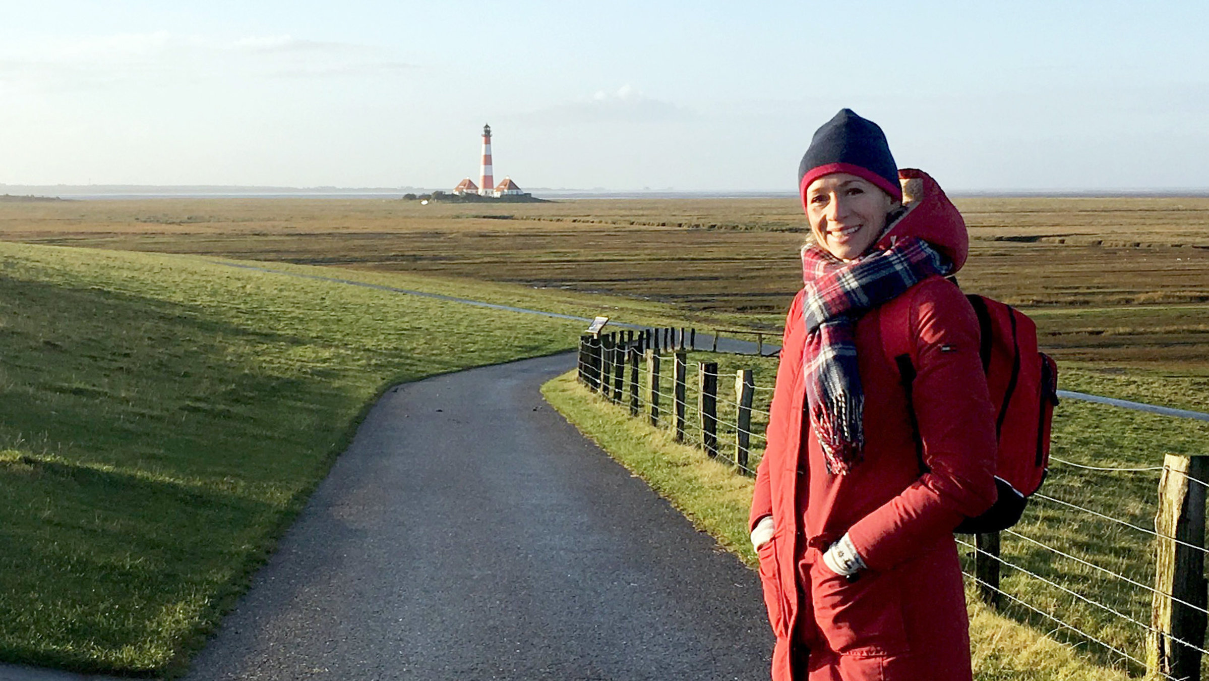 "Fasten am Meer - St. Peter-Ording": Moderatorin Tamina Kallert auf dem Weg zum Leuchtturm von Eiderstedt, St. Peter-Ording.
