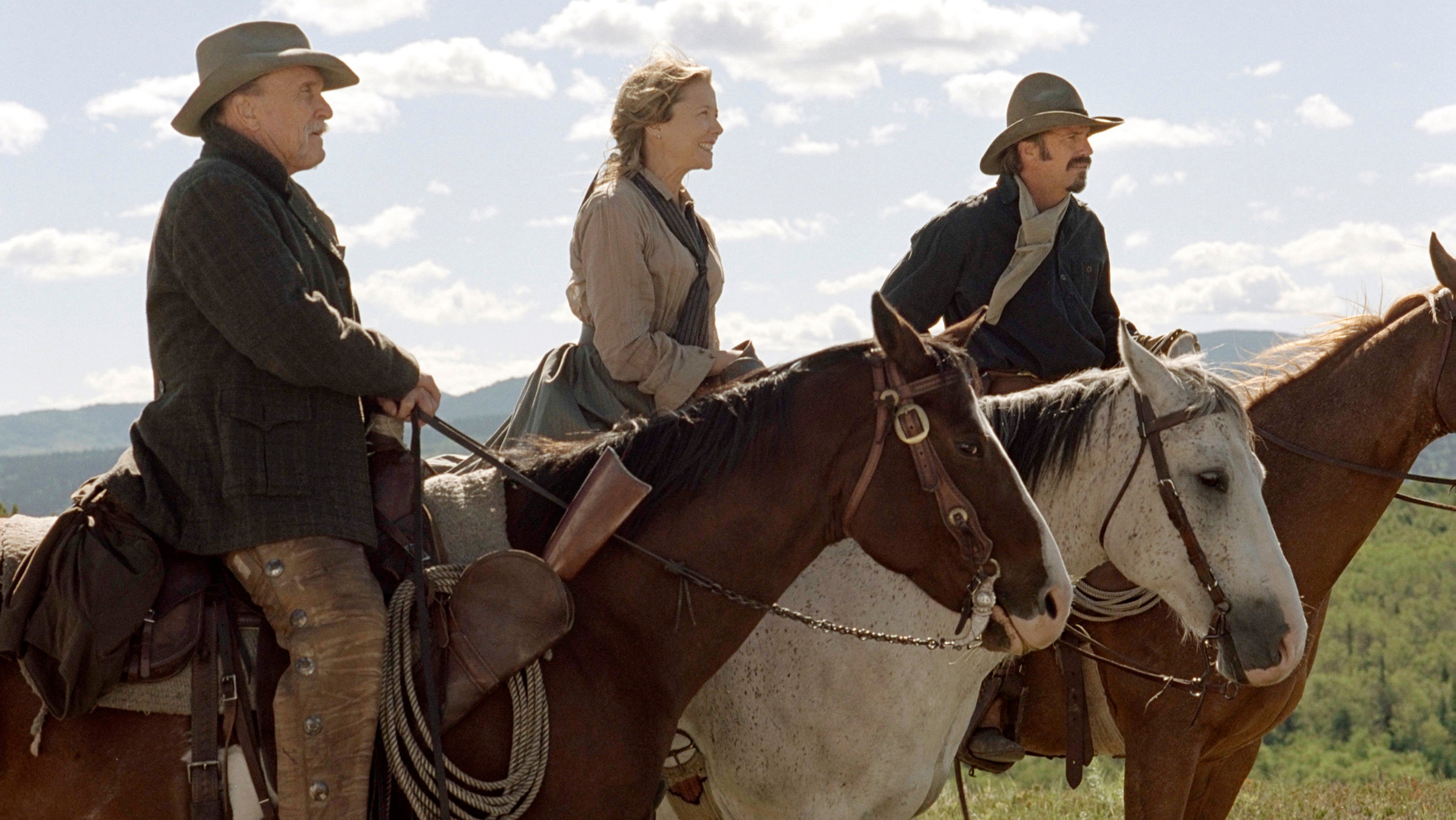 "Open Range Weites Land": Zwei Cowboys und eine Lady: Boss Spearman (Robert Duvall, re.), Charley Waite (Kevin Costner) und Sue (Annette Bening), die Schwester von Doc Barlow.