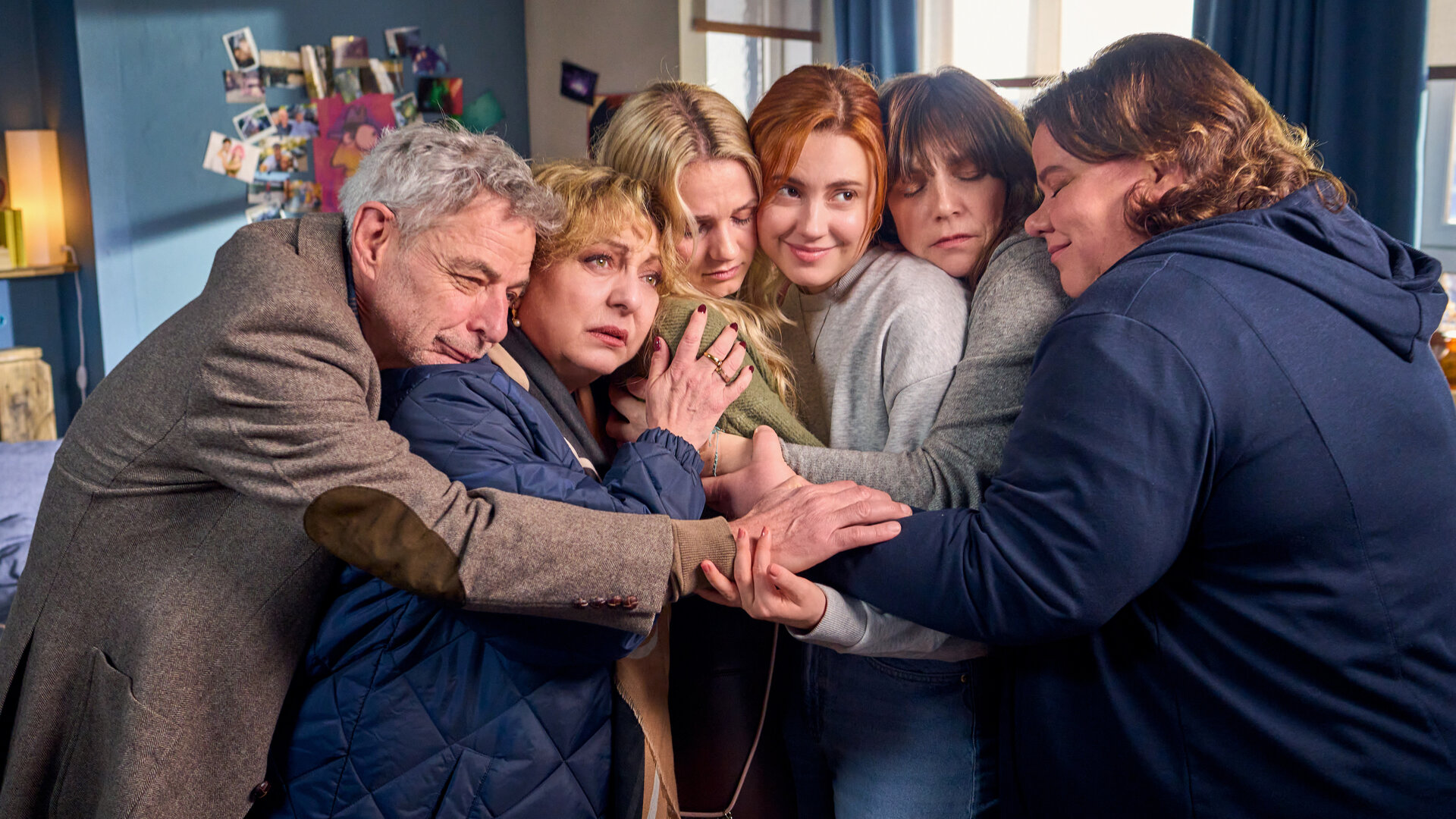 "Ich dich auch! - Der QR Code": Jàkup (Rolf Berg), Marion (Manon Straché), Svenja (Leonie Wesselow), Caro (Meriel Hinsching), Claudia (Charlotte Bohning) und Elli (Nadine Wrietz) befinden sich alle zusammen in einer großen Umarmung und schauen dabei traurig.
