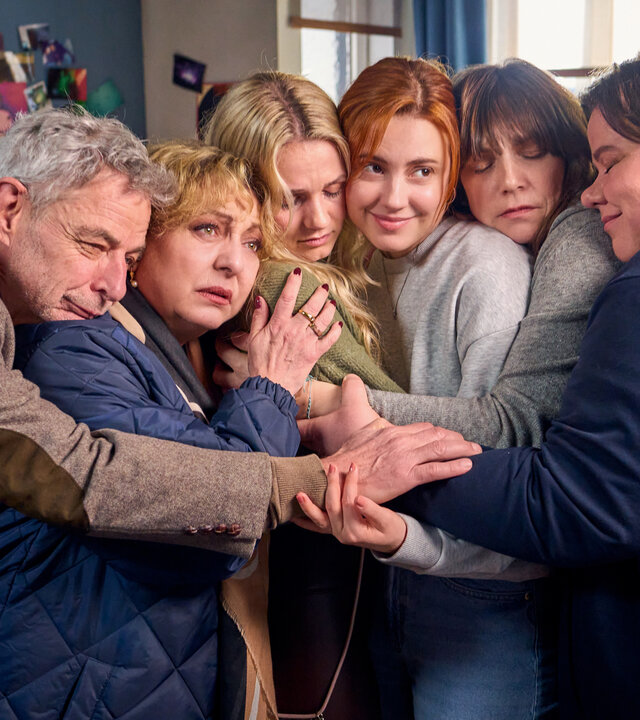 "Ich dich auch! - Der QR Code": Jàkup (Rolf Berg), Marion (Manon Straché), Svenja (Leonie Wesselow), Caro (Meriel Hinsching), Claudia (Charlotte Bohning) und Elli (Nadine Wrietz) befinden sich alle zusammen in einer großen Umarmung und schauen dabei traurig.