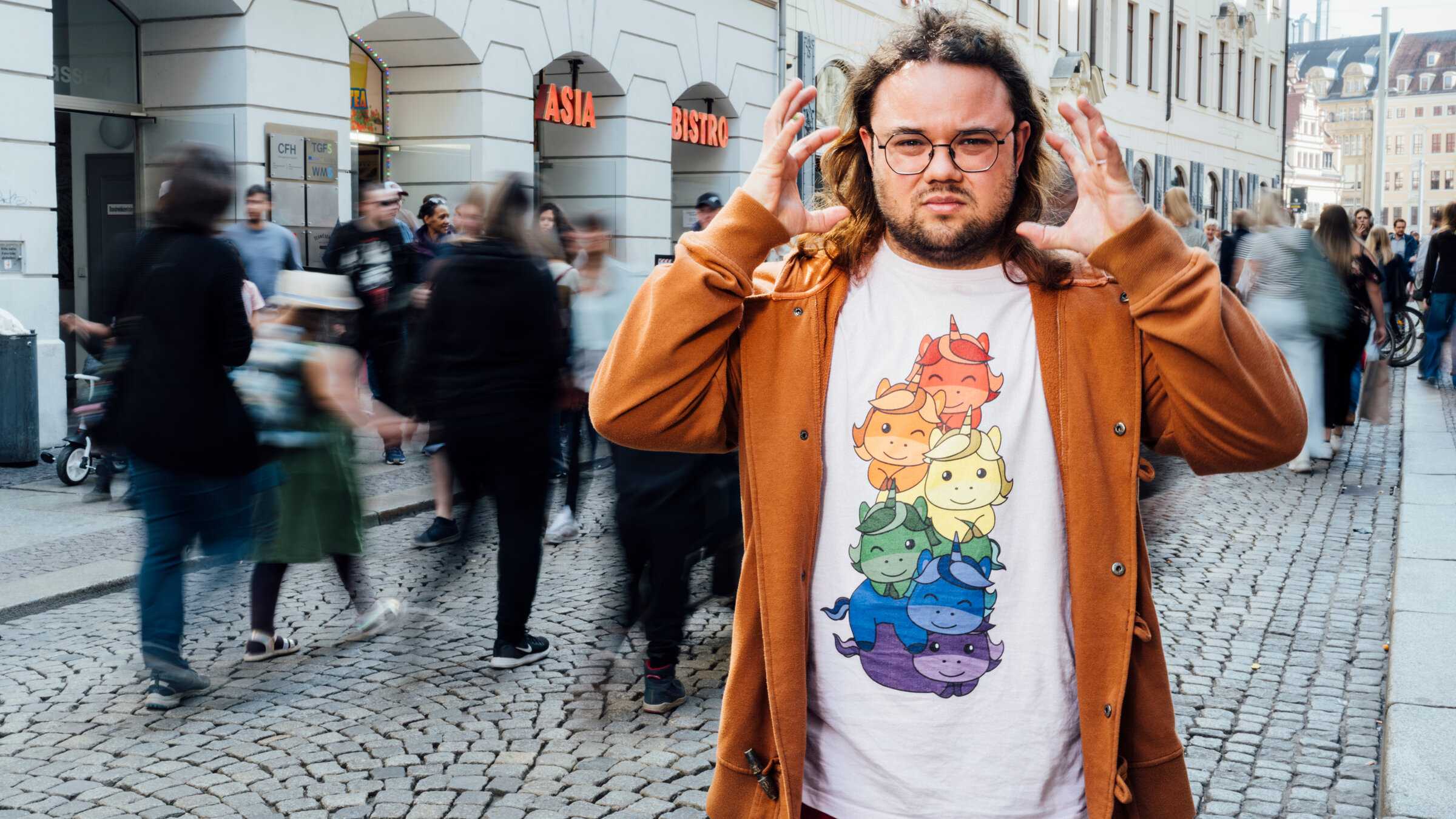 "37°Leben: Anders vernetzt – Autismus": Nico-Raphael steht in der belebten Fußgängerzone von Leipzig.