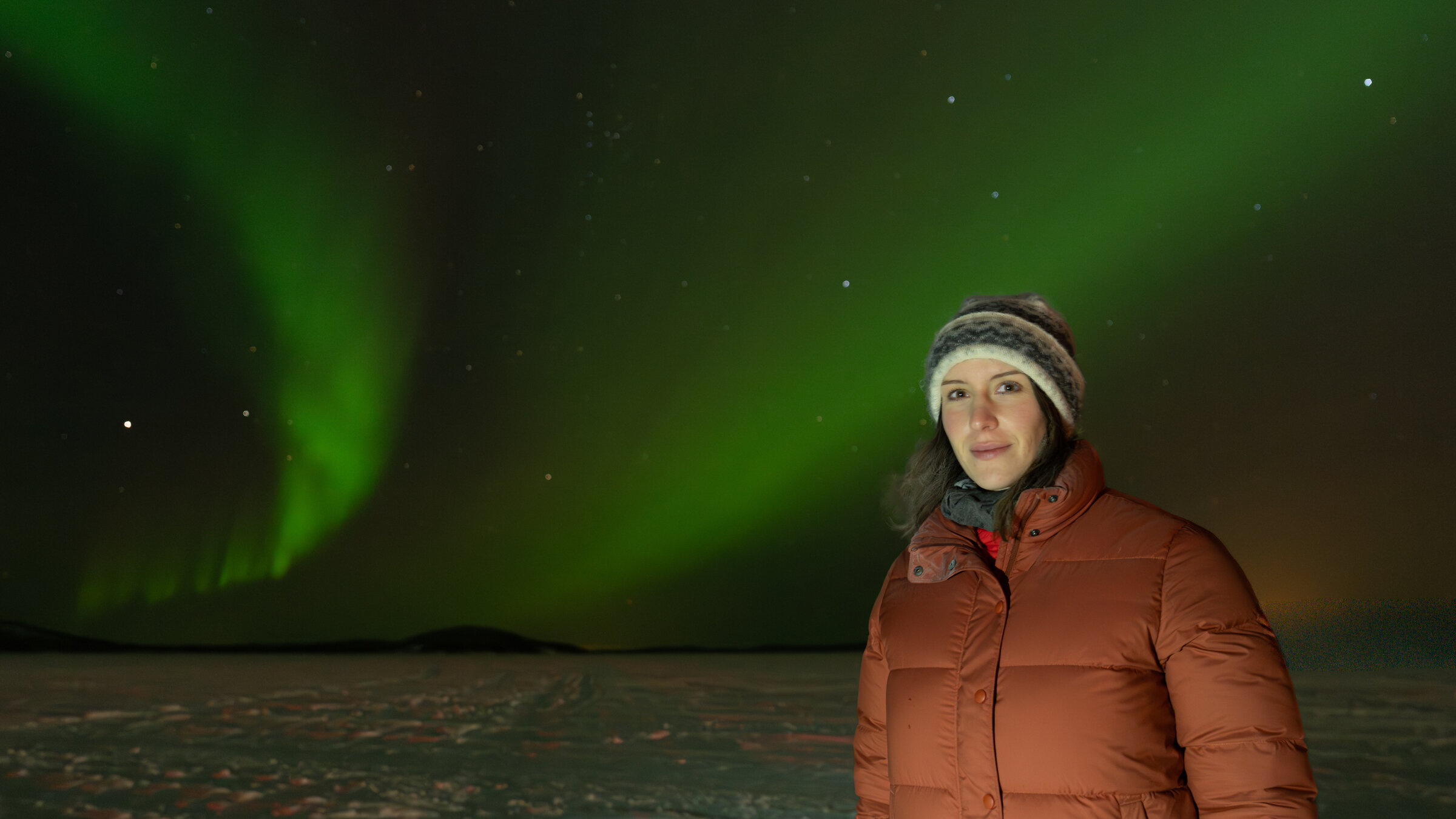 "Faszination Erde - mit Hannah Emde - Finnland - Suche nach dem Glück": Hannah Emde steht auf dem zugefrorenen Inarisee in Finnland, über ihr leuchtet ein Polarlicht am Himmel