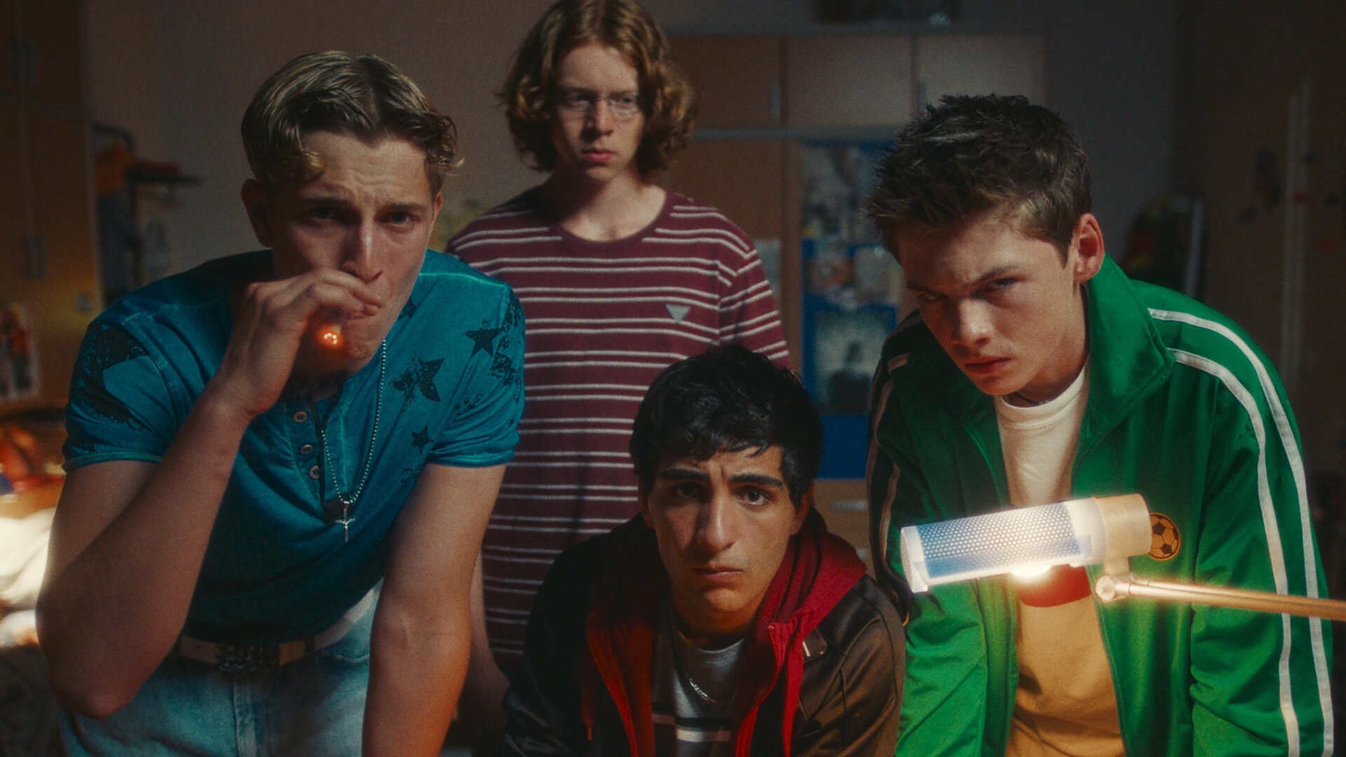 "Chabos - Hinein ins Weekend Feeling": Die Chabos, PD (Jonathan Kriener), Gollum (Arsseni Bultmann), Alba (Loran Alhasan) und Peppi (Nico Marischka) starren entsetzt auf einen Bildschirm.