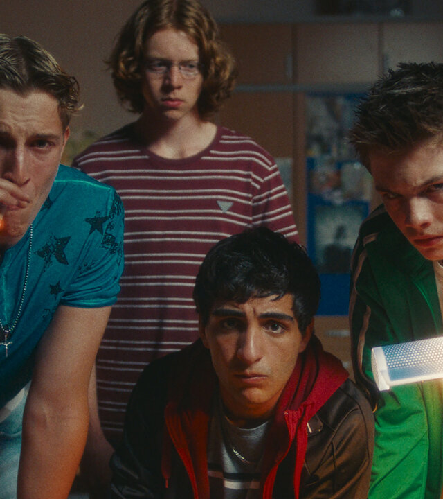 "Chabos - Hinein ins Weekend Feeling": Die Chabos, PD (Jonathan Kriener), Gollum (Arsseni Bultmann), Alba (Loran Alhasan) und Peppi (Nico Marischka) starren entsetzt auf einen Bildschirm.