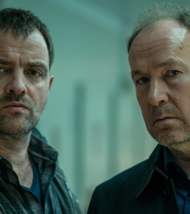 "Neben der Spur - Adrenalin": Kommissar Vincent Ruiz (Jürgen Maurer) und der Psychiater Dr. Johannes "Joe" Jessen (Ulrich Noethen) in Nahaufnahme.