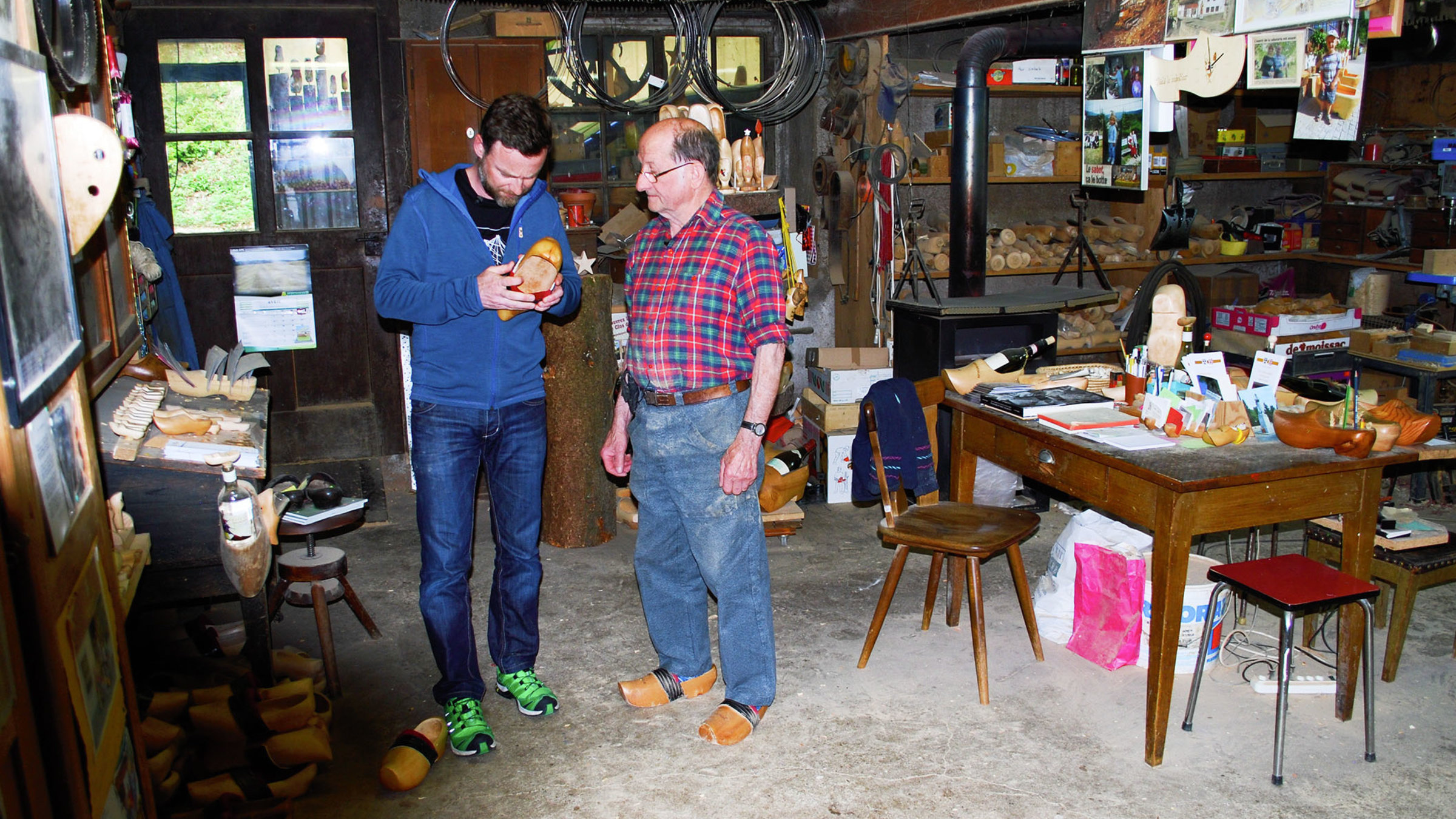 "Wunderland (2/8) - Ajoie JU": Nik Hartmann (links) hält einen Holzschuh in den Händen. Er steht neben dem Holzschuhmacher André Gaignat in der Werkstatt.