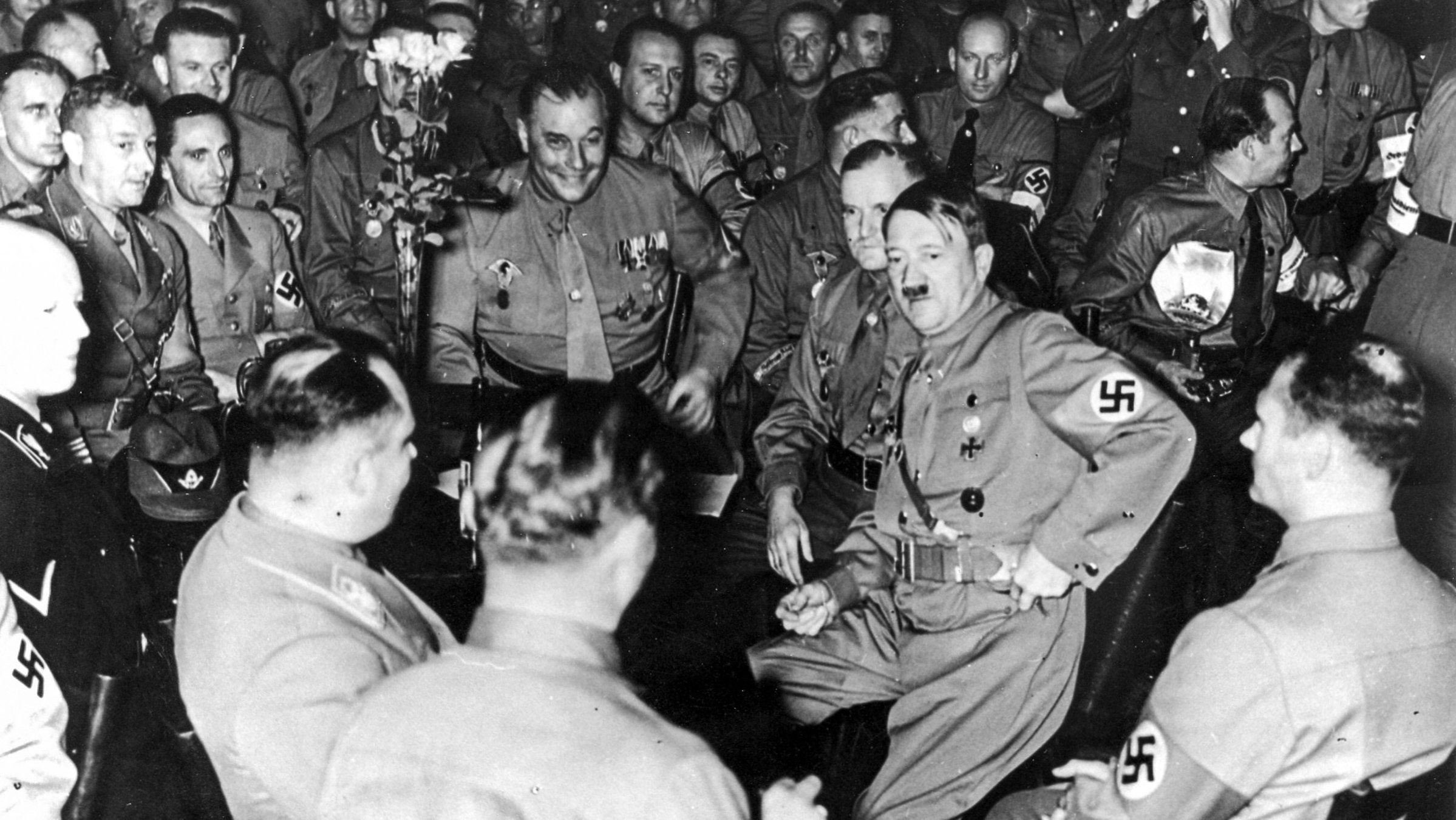 "Österreich I - Der Sturm bricht los": 9.November 1938: Hitler feiert im Kreise der engsten Parteifreunde den Jahrestag der Novembererhebung 1923.