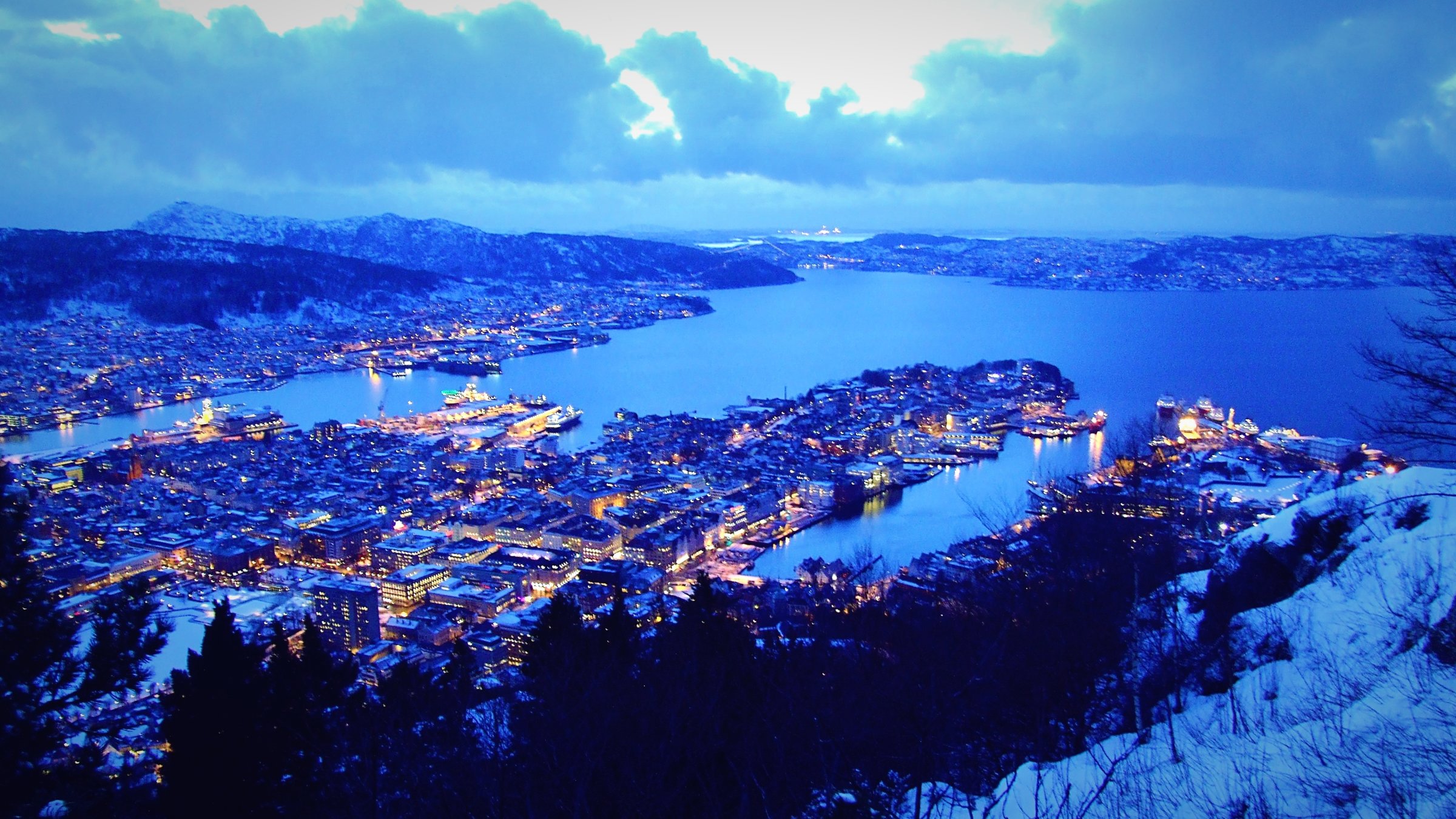 "ZDF.reportage - Abenteuer Hurtigruten: Eine Reise ans Ende der Welt": Blick auf die Stadt Bergen in Norwegen von einem Aussichtpunkt.