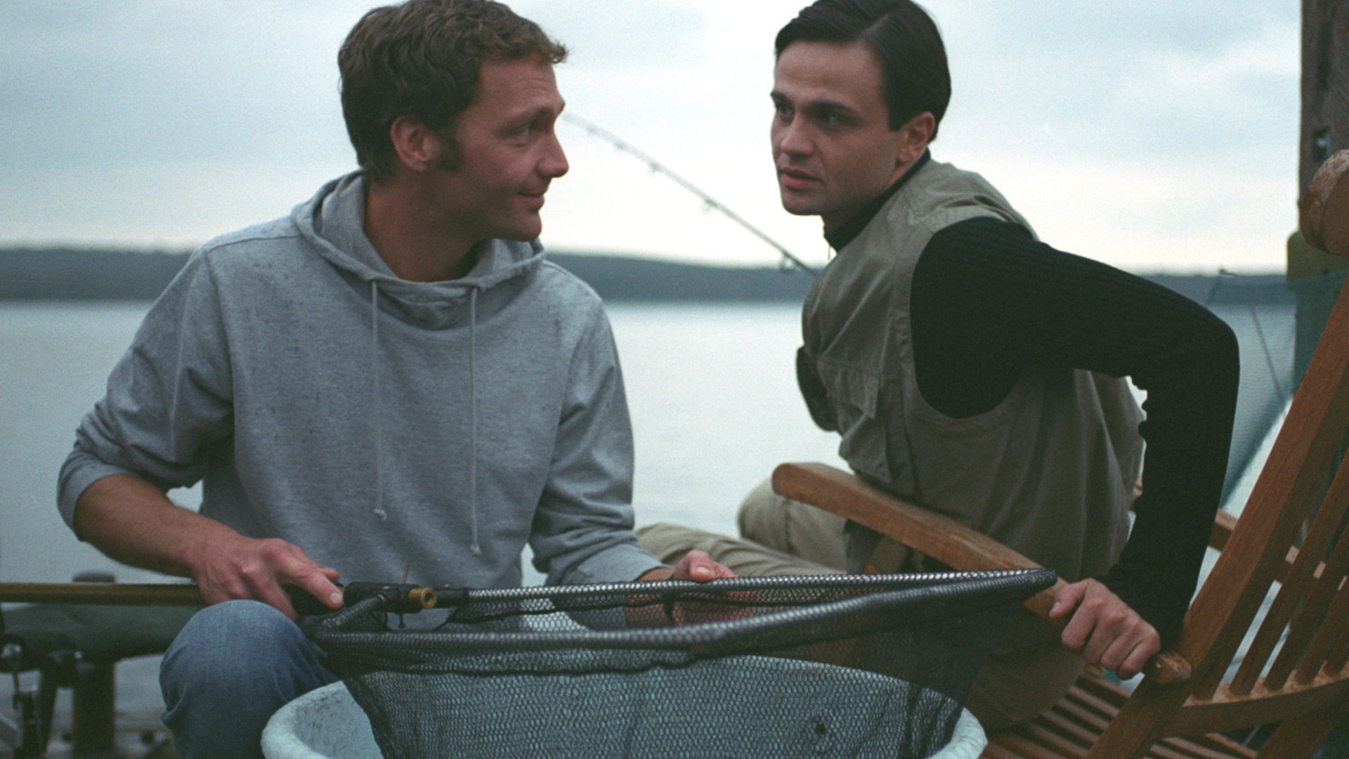 "Bianca - Wege zum Glück: Folge 40": Beim Angeln: Oliver (Patrik Fichte) und Pascal (Michael Rotschopf) sind auf dem Boot und sitzen nebeneinander. Oliver hält ein Fischernetz in der Hand und schaut Pascal freundlich an. Pascal dreht sich zu Oliver und wirkt etwas reserviert.