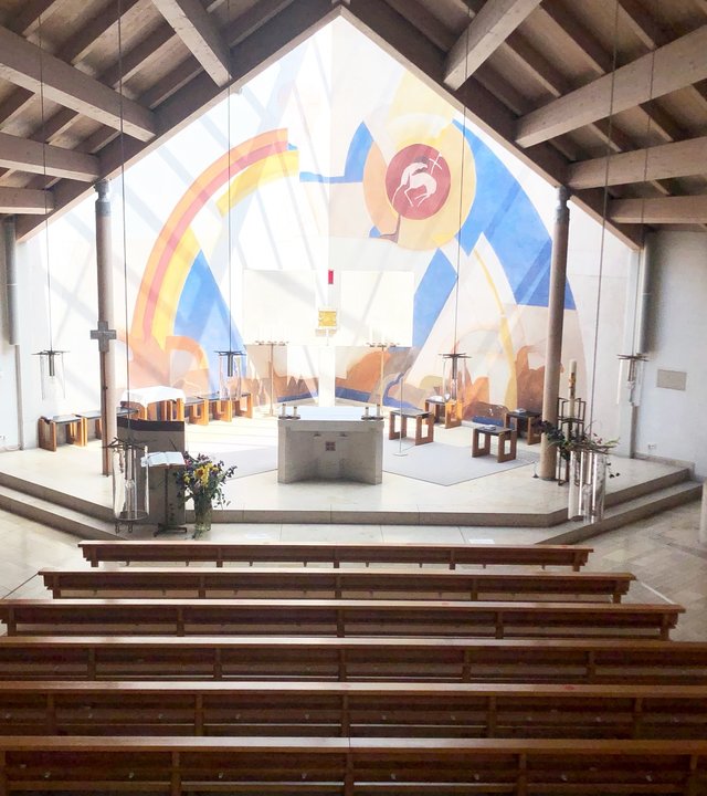 "Katholischer Gottesdienst - Klugheit ist uns gegeben": Blick ins Innere und auf den Altar der Pfarrei Sankt Nikolaus in Herrsching am Ammersee .