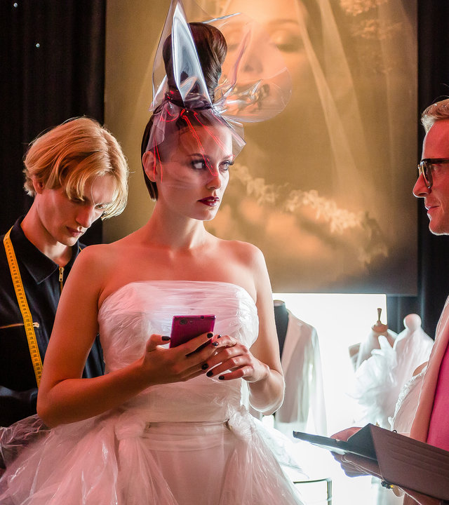 "Letzte Spur Berlin - Am seidenen Faden": In der Garderobe stehen Marie (Thekla Hartmann) und Designer Michael Pohl (Jakob Diehl) sich gegenüber und sprechen miteinander. Marie hält dabei ihr Mobiltelefon in der Hand. Im Hintergrund ist Chris (Paul Boche) zu sehen.