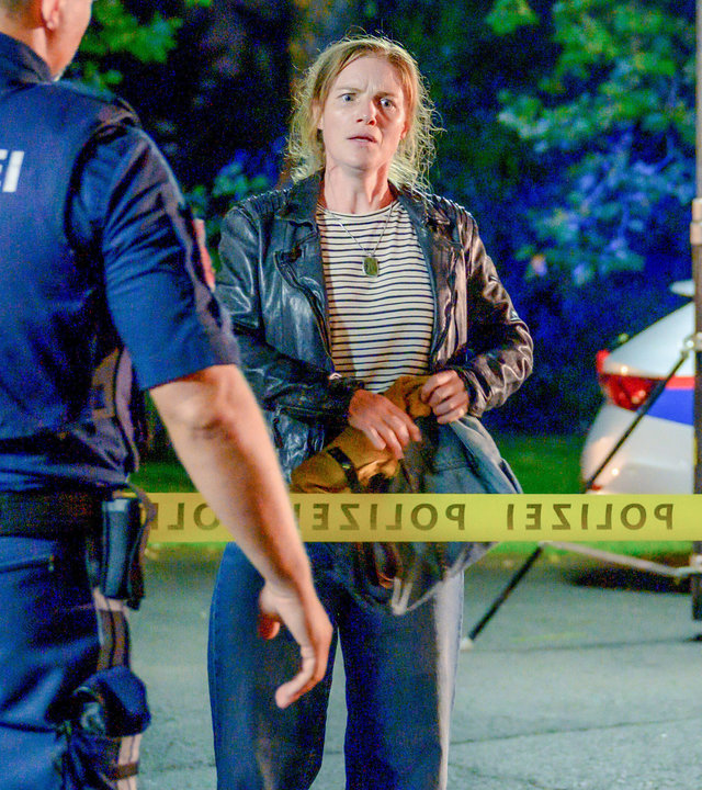 "SOKO Linz- Ist Luisa da?": Es ist Nacht aber Scheinwerfer und Blaulicht erhellen die Szene. Ein Polizist, den man von hinten sieht, bewacht das polizeiliche Absperrband, vor dem die verstörte, emotionale Esther Stadler (Michaela Schausberger) steht.