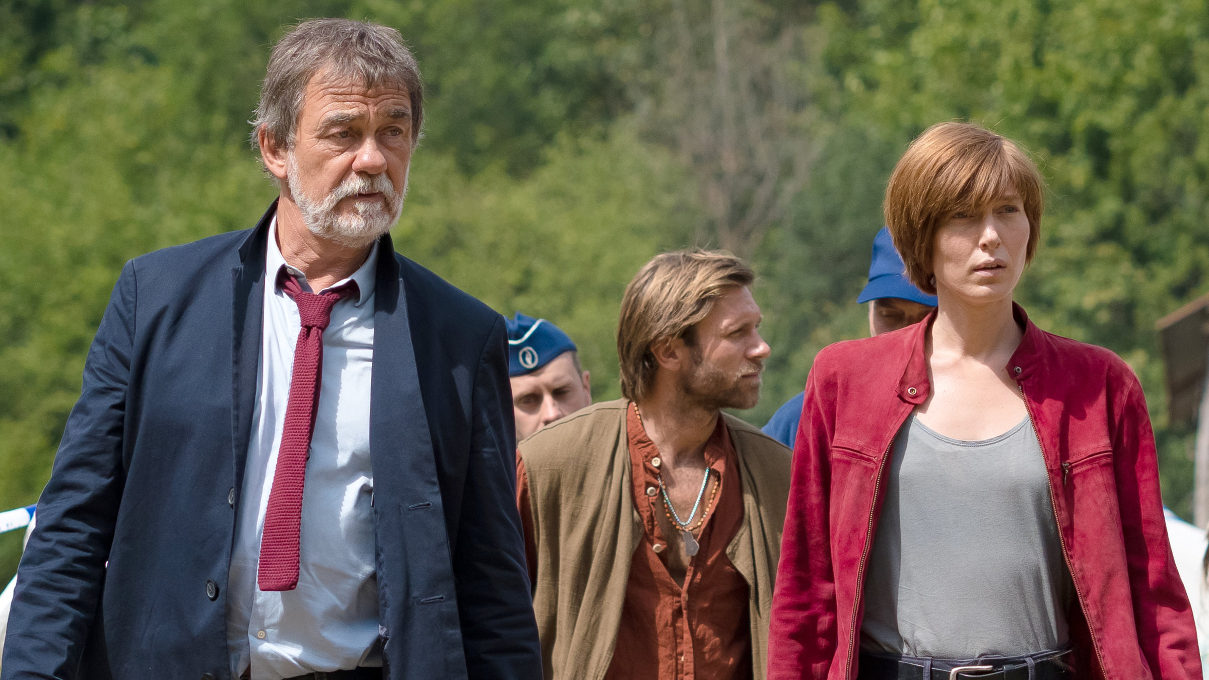 "Die purpurnen Flüsse - Das Festival": Pierre Niémans (Olivier Marchal) und Camille Delaunay (Erika Sainte) gehen mit dem Verdächtigen Carl (Wallerand de Normandie) über das Festivalgelände.