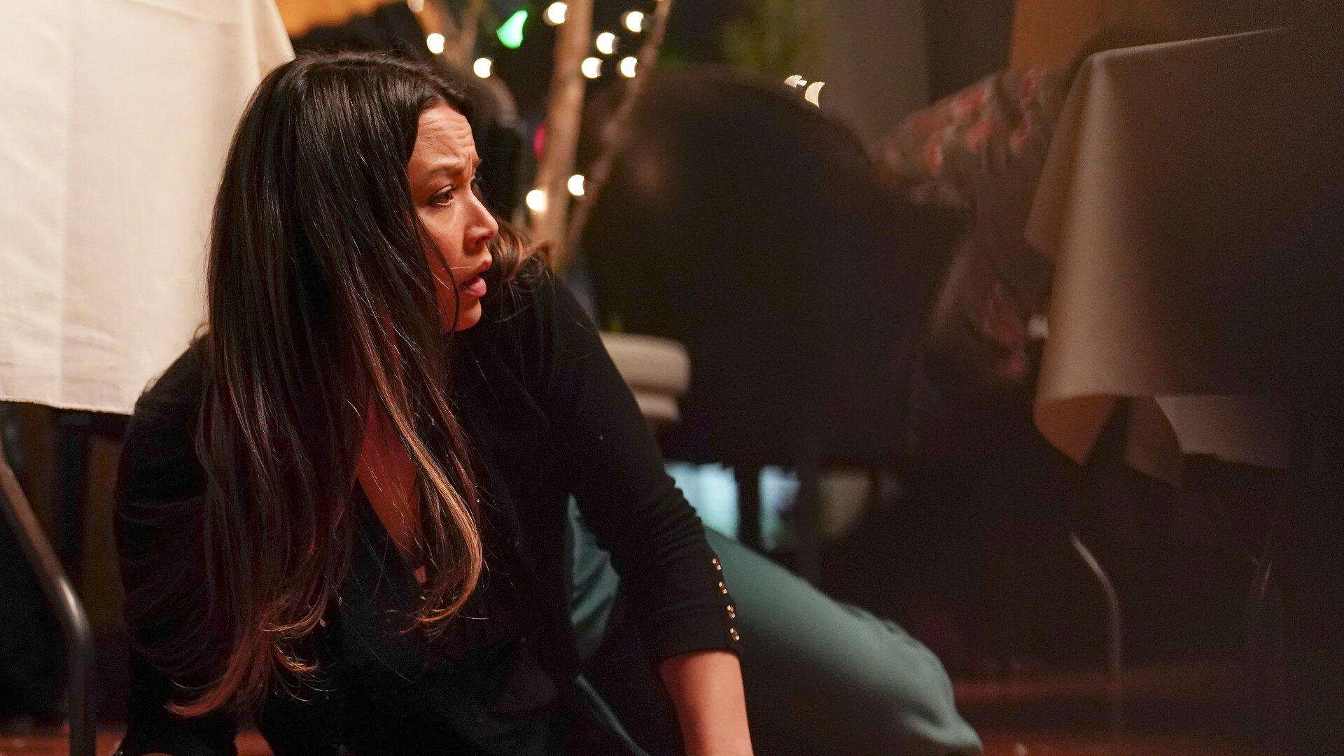 "The Rookie - Das Bein": Officer Lucy Chen (Melissa O'Neil) stützt sich in einem Restaurant liegend auf dem mit Glasscherben übersäten Boden ab.