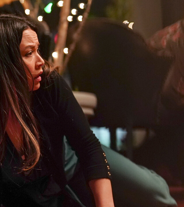 "The Rookie - Das Bein": Officer Lucy Chen (Melissa O'Neil) stützt sich in einem Restaurant liegend auf dem mit Glasscherben übersäten Boden ab.
