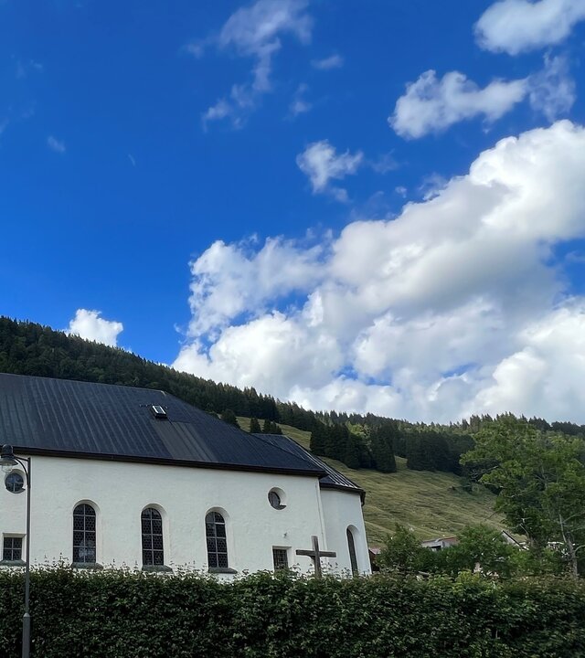 "Katholischer Gottesdienst - Zuspruch und Anspruch Gottes": Außenansicht der Pfarrkirche St. Anton in Balderschwang in den Allgäuer Alpen.
