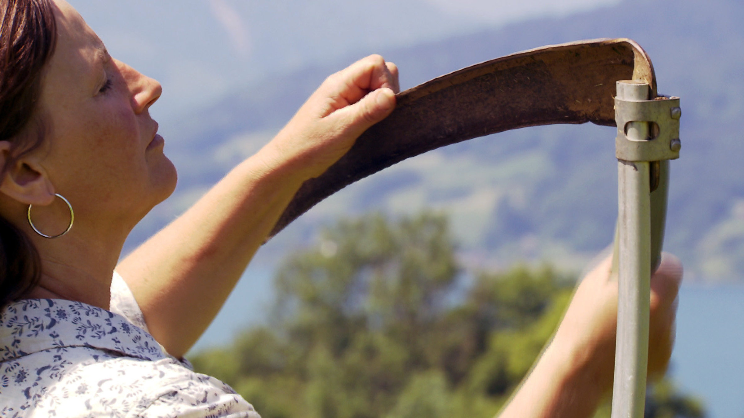 "Landlust-Landfrust": Bauerntochter und Bäuerin Christine Pichler-Brix mit einer Sense in der Hand.