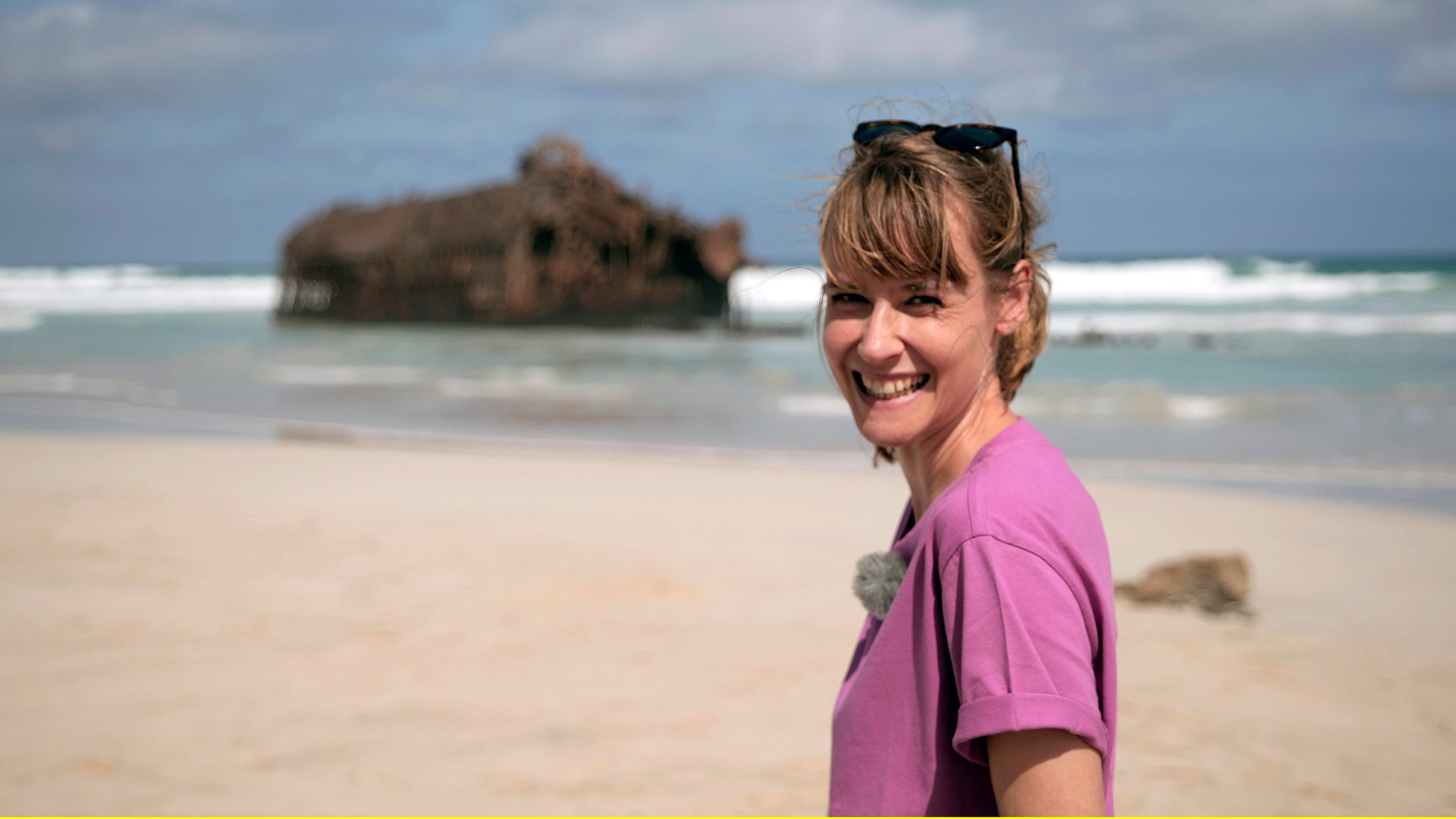 "Kapverden erleben": Nina Heins (li.) besucht das Schiffswrack der Cabo Santa Maria (Im Hintergrund links). 1968 lief das spanische Frachtschiff Cabo Santa Maria vor der Küste der Kapverden-Insel Boa Vista auf Grund.