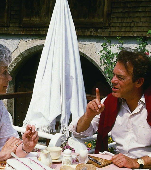 "Die Schwarzwaldklinik - Der Kunstfehler": Käti (Karin Hardt) und Prof. Brinkmann (Klausjürgen Wussow) sitzen im Garten am Frühstückstisch.