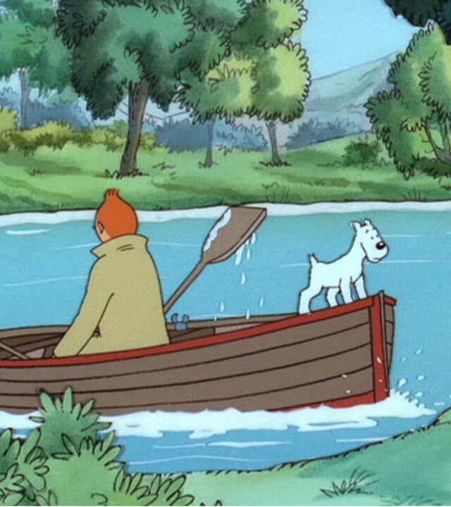 "Tim und Struppi - König Ottokars Zepter (2)": Tim und Struppi sitzen zusammen in einem Boot nahe dem Ufer. Während Tim die Paddel aus dem Wasser hebt, hält Struppi am Bug des Bootes Ausschau.