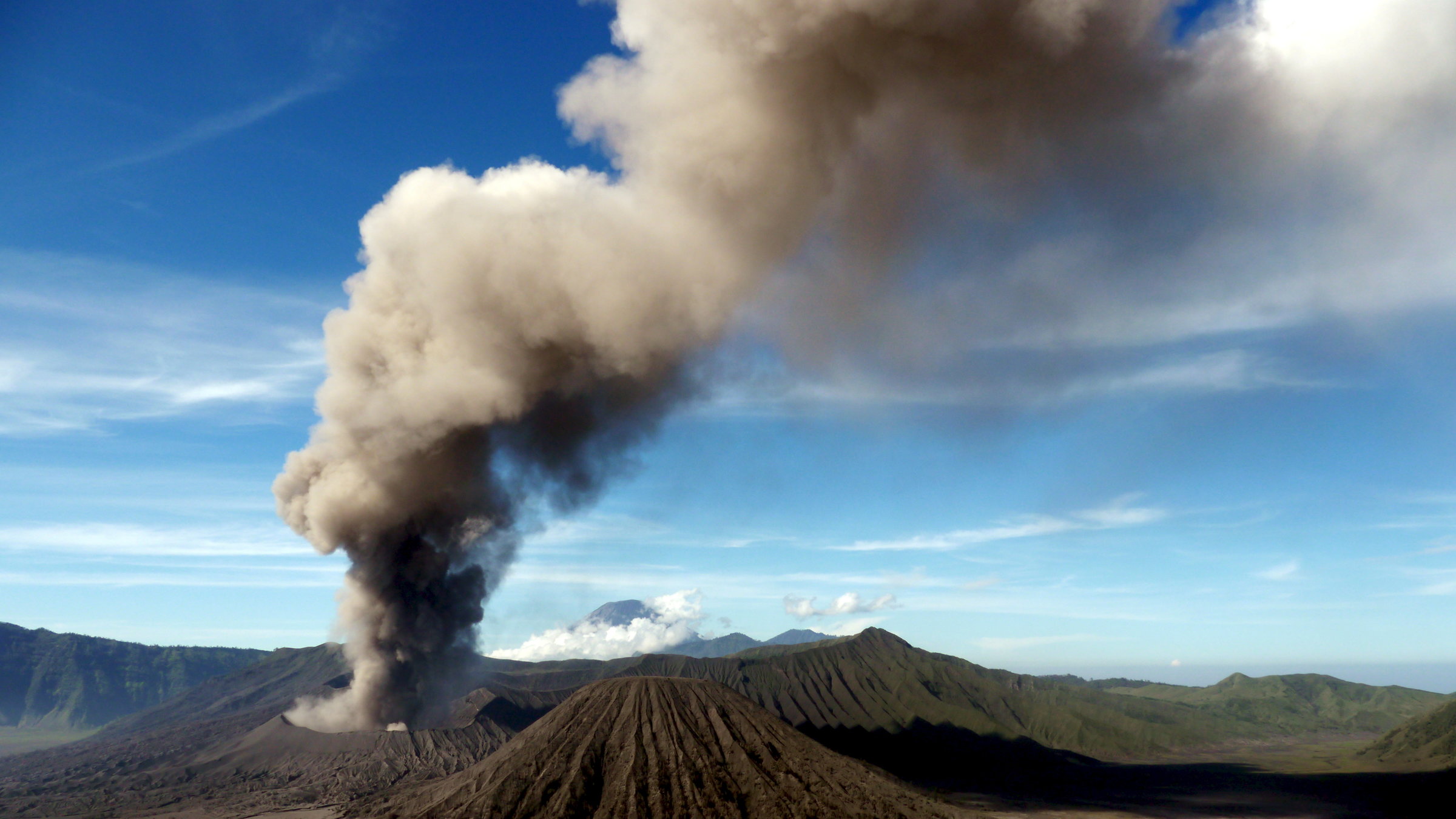"Terra X: Wilder Planet - Wenn die Erde verrückt spielt": Aufnahme von dem aktiven Vulkan Bromo.