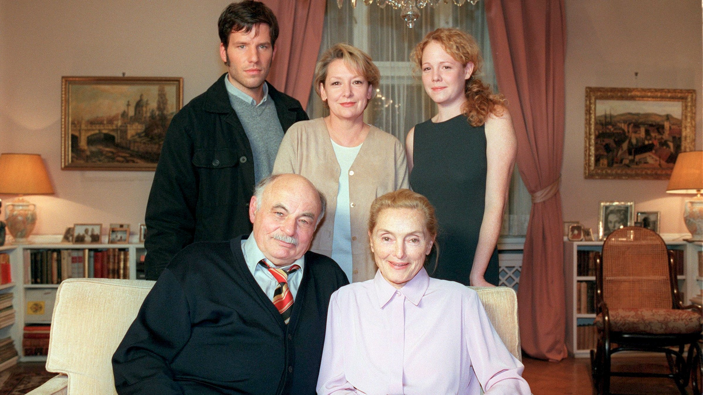 Sitzend: Heinrich Schweiger, Erni Mangold. Stehend: Tim Bergmann, Kitty Speiser, Stefanie Dvorak.