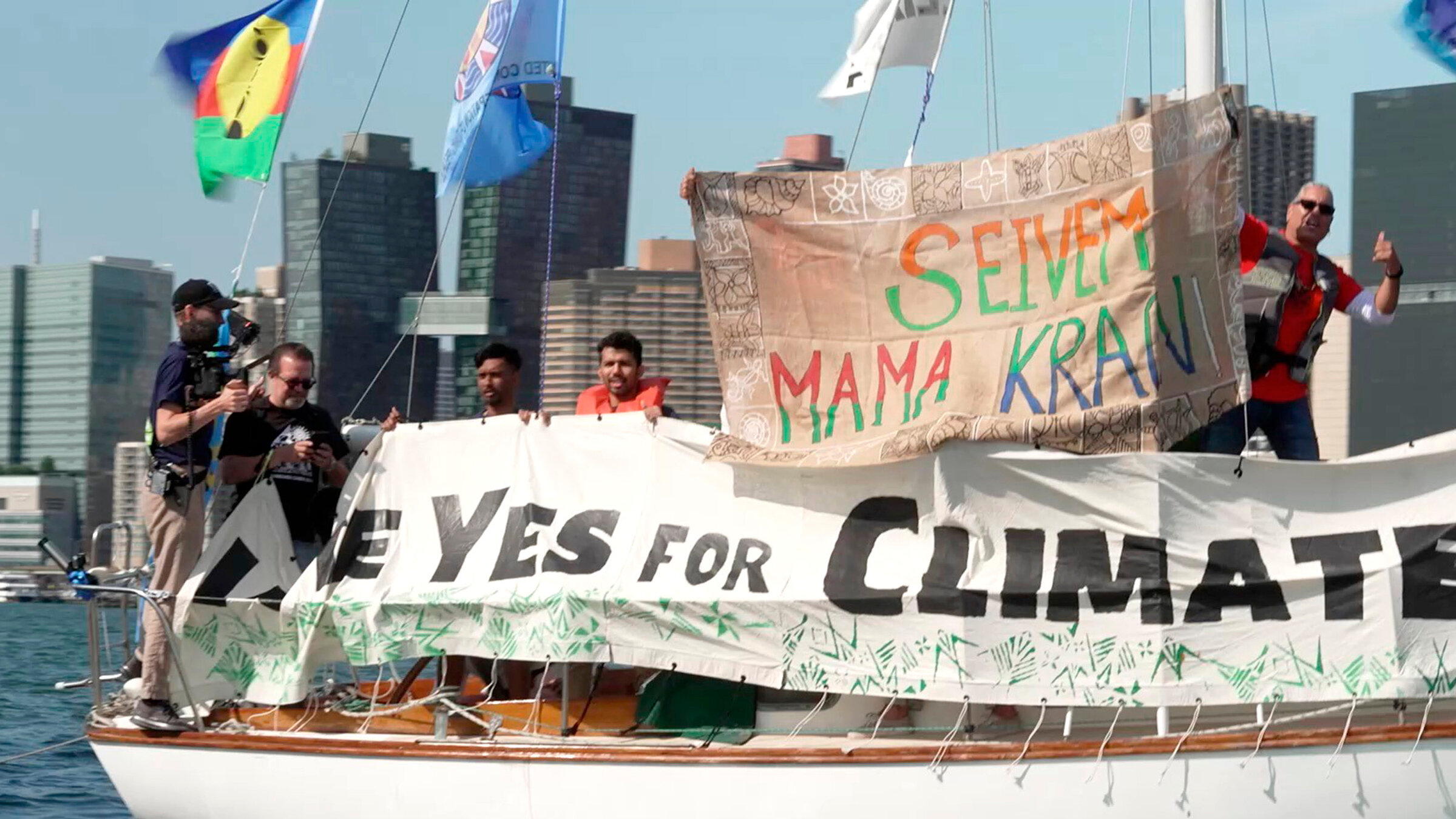 "YUMI - Der Südpazifik im globalen Klimakampf": Klimademo vor den Vereinten Nationen auf dem East River in New York.