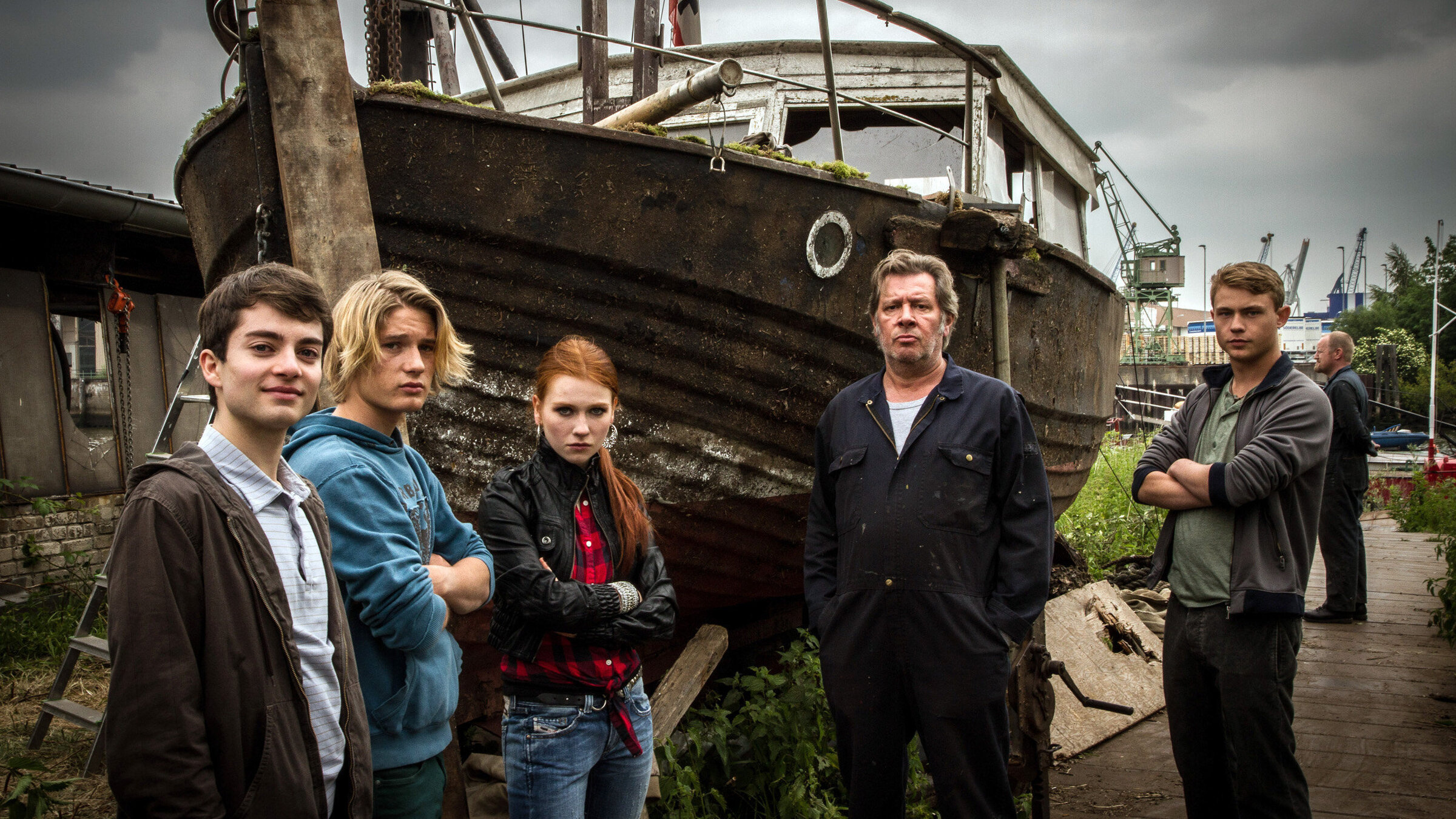 "Arnes Nachlass": Arne (Max Hegewald) mit seiner neuen Familie, Lars (Sven Gielnik), Wiebke (Franziska Brandmeier), Harald (Jan Fedder) und Hans (Dennis Mojen) vor der Werft.