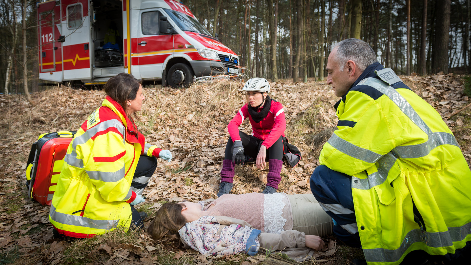 „SOKO Wismar – Dornröschenschlaf“: Anneke (Isabel Berghout) ist mit den Rettungssanitätern bei der Leiche von Leonie Mertens (Maja Lehrer).