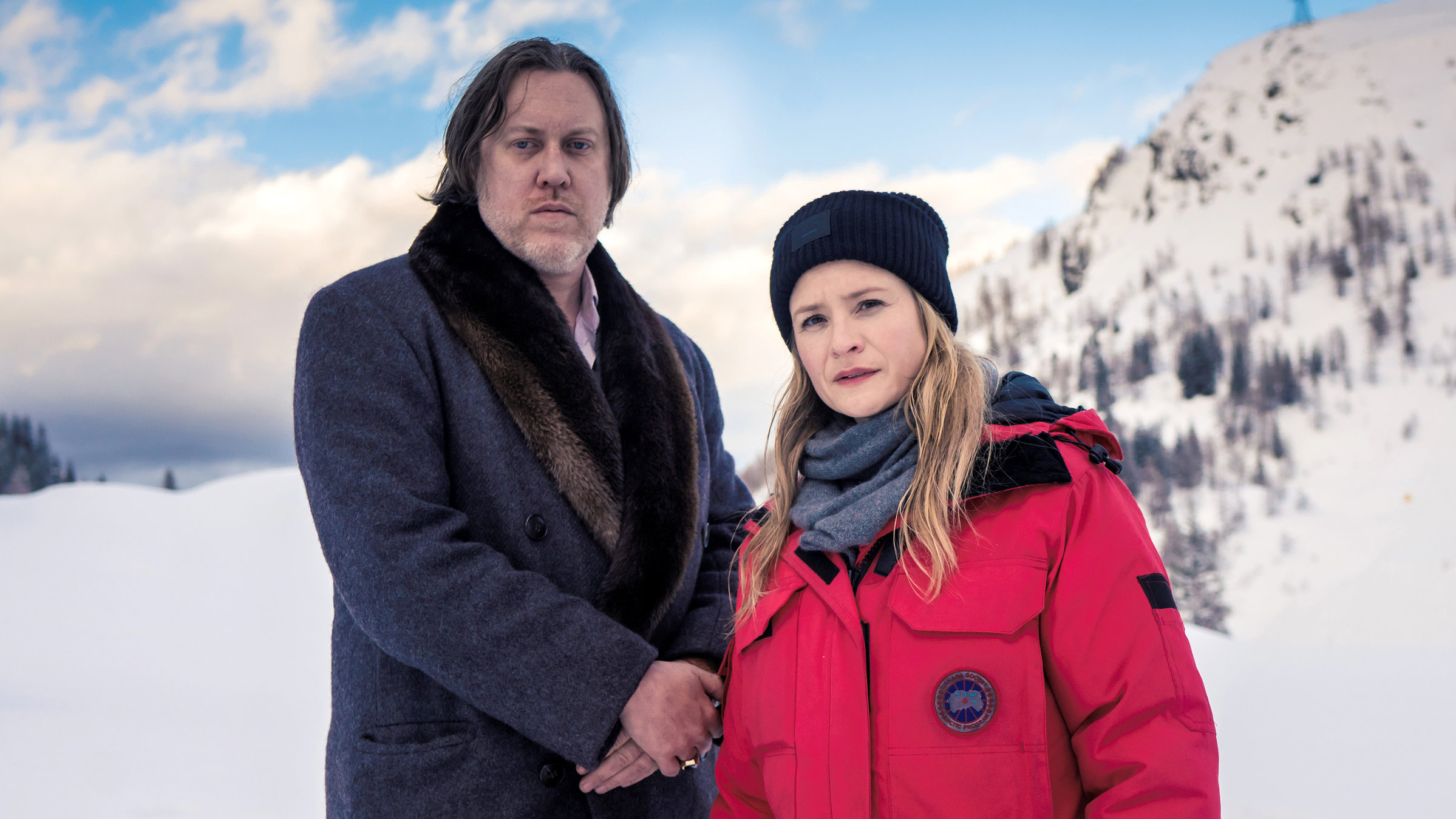 "Der Pass": Gedeon Winter (Nicholas Ofczarek) und Ellie Stocker (Julia Jentsch) stehen nebeneinander und sehen in die Kamera.