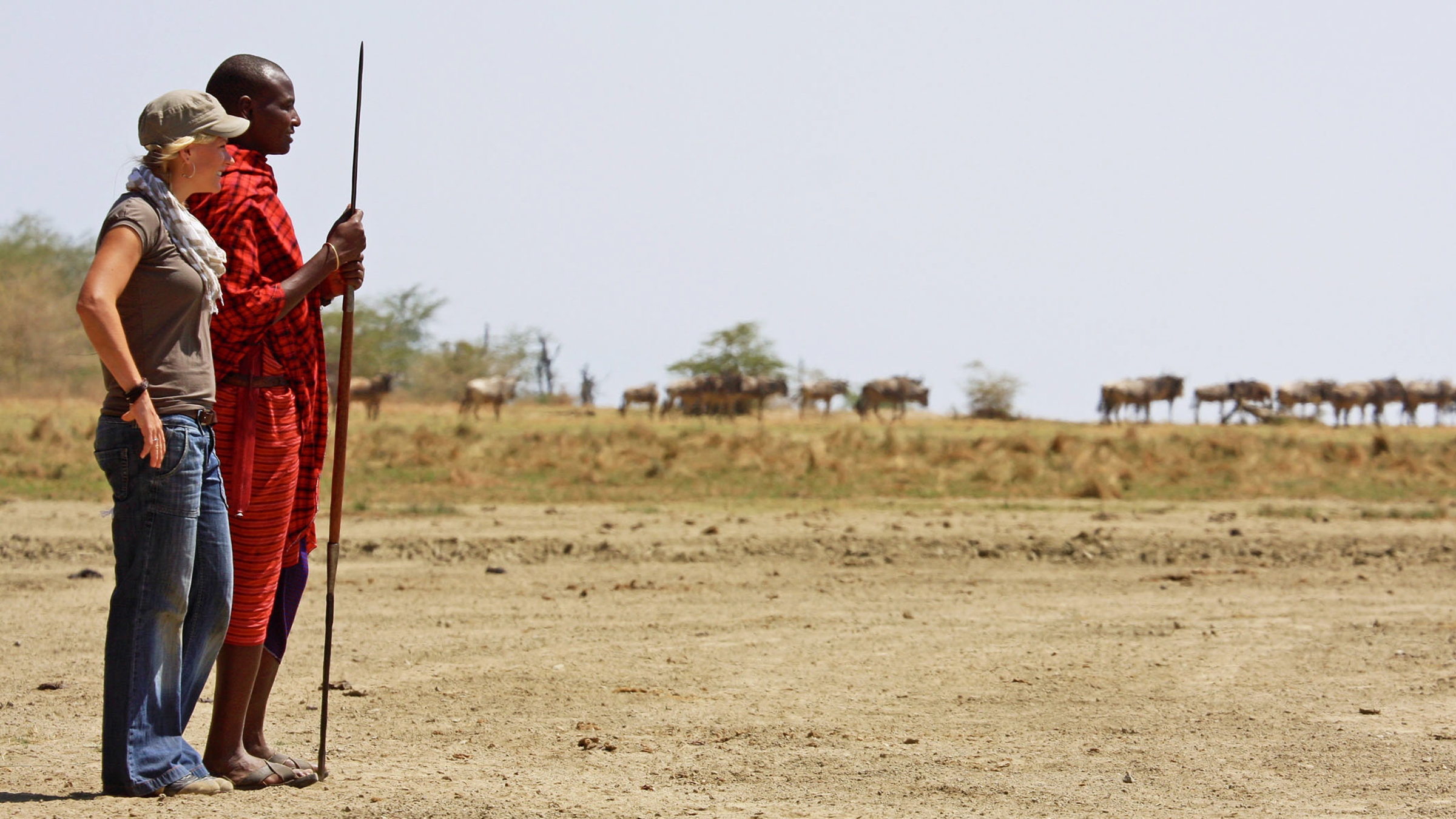"unterwegs - Tansania" - Moderatorin Andrea Jansen und Maasai Tengere in Tansania
