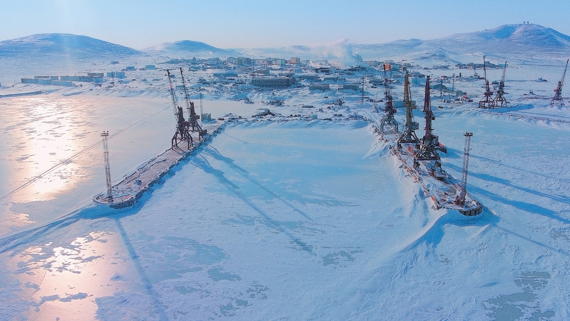 "Terra X: Russland von oben - Nordpolarmeer und ewiges Eis": Die zugefrorene und schneebedeckte Hafeneinfahrt der russischen Stadt Tiksi.