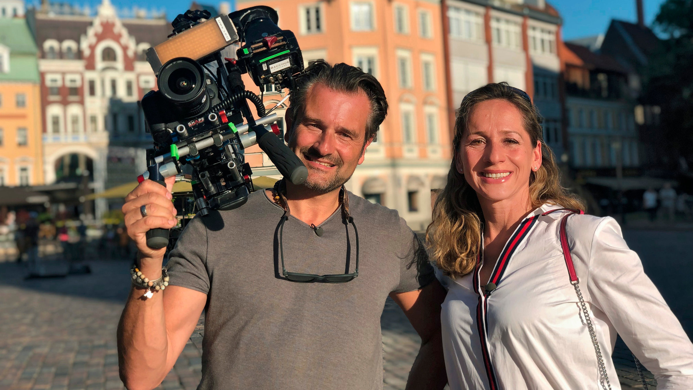 "2 für 300: Tamina & Uwe in Riga": Tamina und Uwe (l) auf dem Domplatz in Riga.