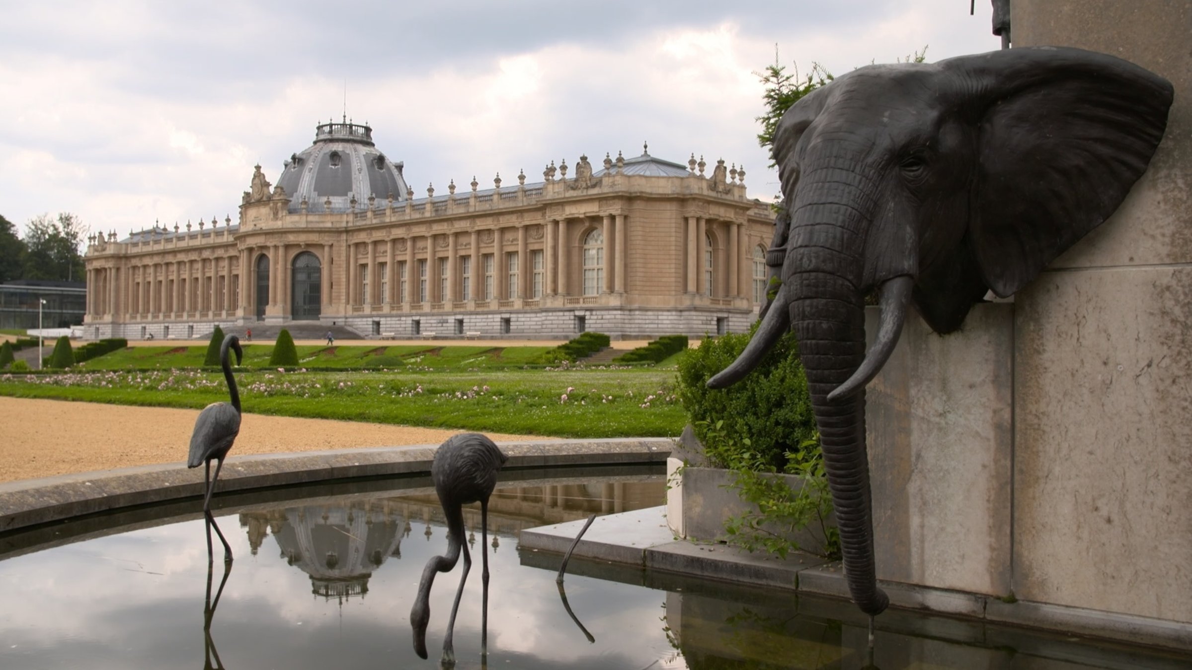 "Alles nur geklaut? Das koloniale Erbe der Museen": Königliches Museum für Zentralafrika im belgischen Tervuren von außen mit Brunnenvorplatz