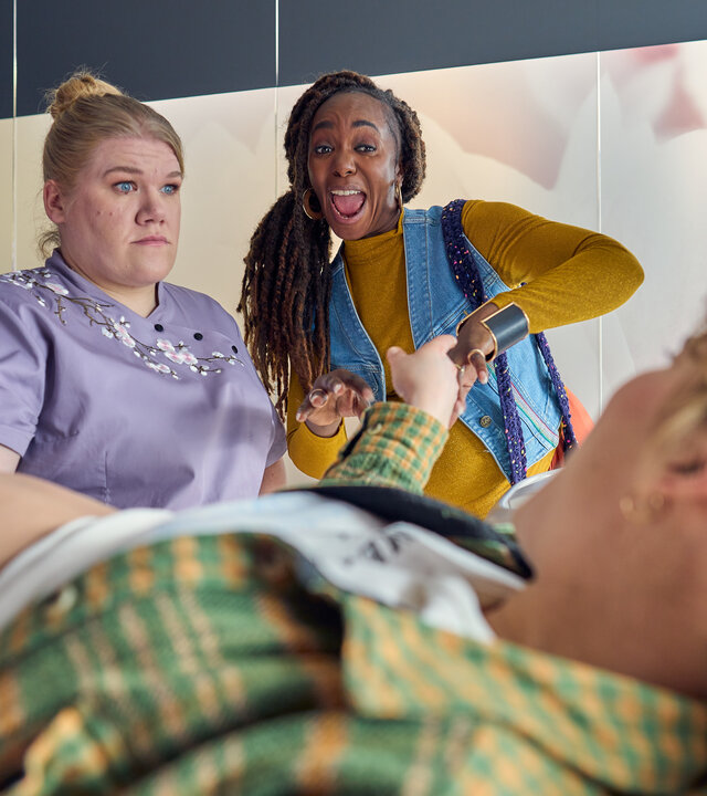 "BFF - Best Family Forever - SSW 23": Frau Dr. Sharma (Gisa Flake) macht einen Ultraschall von Lenas (Anna Schimrigk) Bauch. Nikita (Karmela Shako) steht daneben. Sie hat ebenfalls einen Schwangerschaftsbauch.
