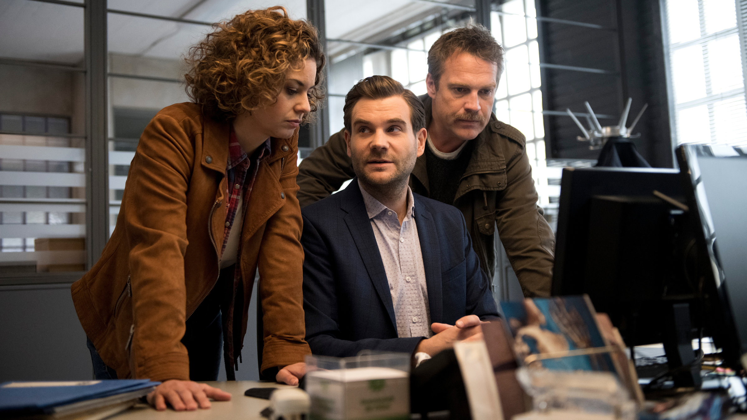 „SOKO Köln – Richtfest“: Lageplanbesprechung: Jonas Fischer (Lukas Piloty) sitzt vor seinem Computer, Matti Wagner (Pierre Besson) und Lilly Funke (Tatjana Kästel) stehen neben ihm.