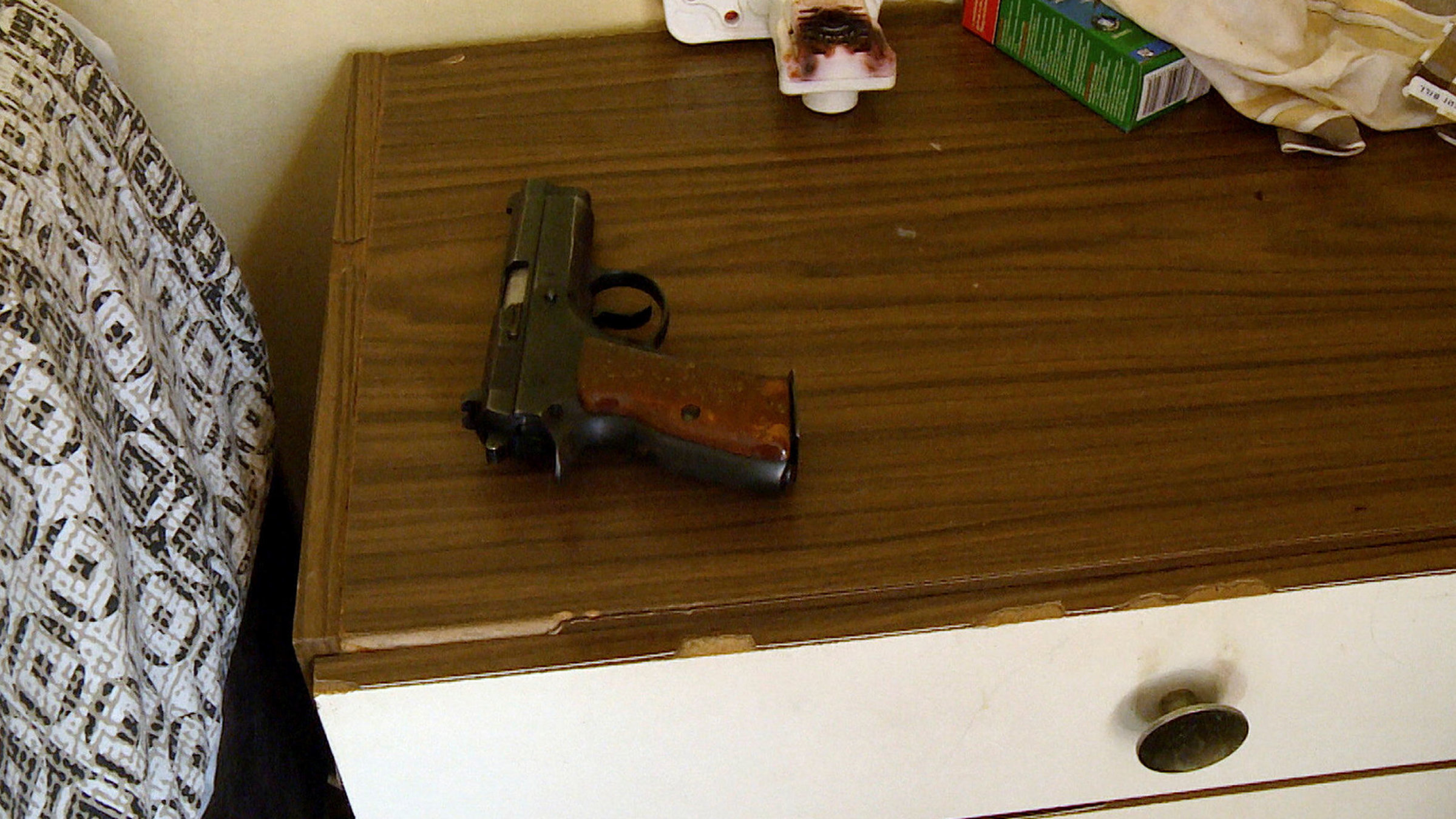 "Albtraum Südafrika - Weiße Farmer fliehen": Eine Pistole liegt auf dem Nachttisch.