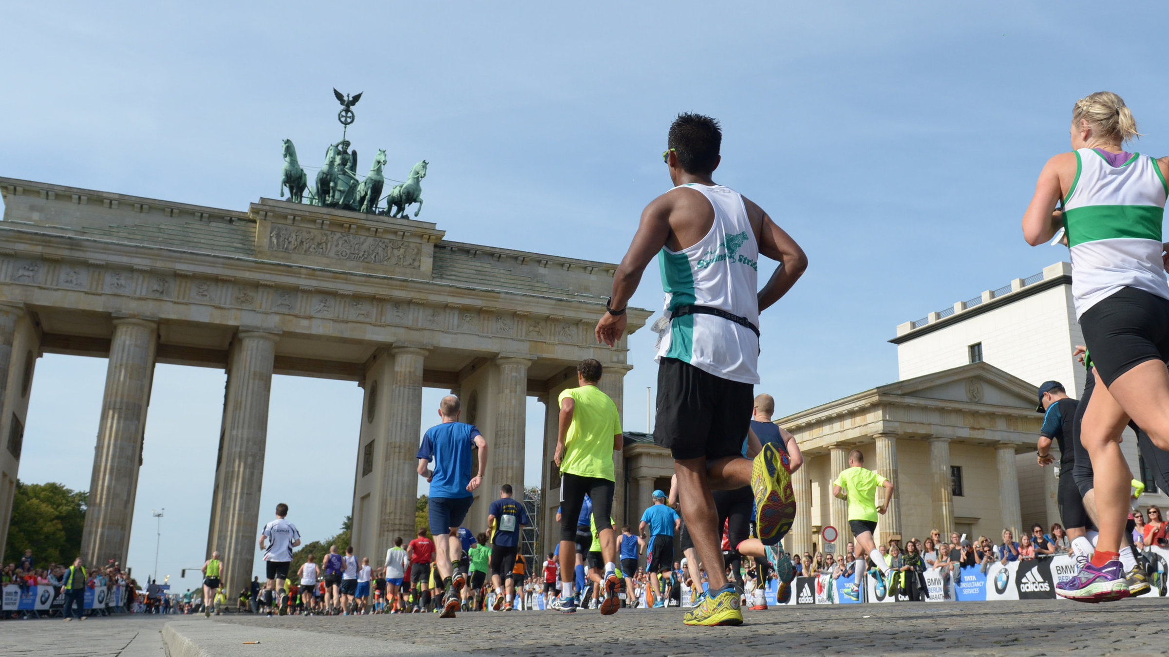 "sonntags - Sport tut gut": Sportler laufen in Richtung Brandenburger Tor.