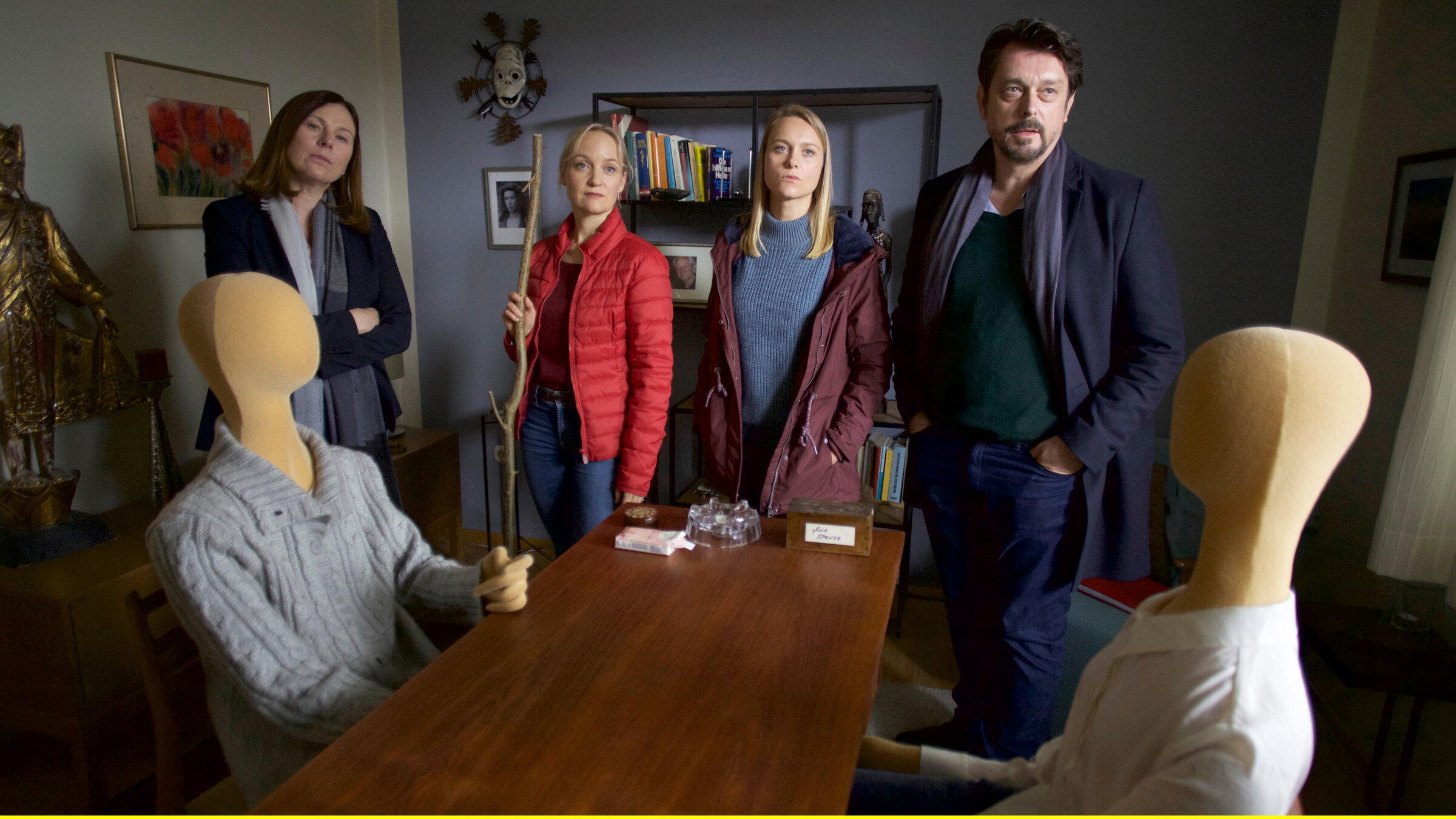 "Steirerrausch": Für die Lösung des Falls müssen sie zusammenarbeiten (v. li. n. re.:: Profilerin Nicole Sturm (Bettina Mittendorfer), Rechtsmedizinerin Eva Merz (Eva Herzig), Ermittlerin Anni Sulmtaler (Anna Unterberger) und LKA-Kommissar Sascha Bergmann (Hary Prinz).