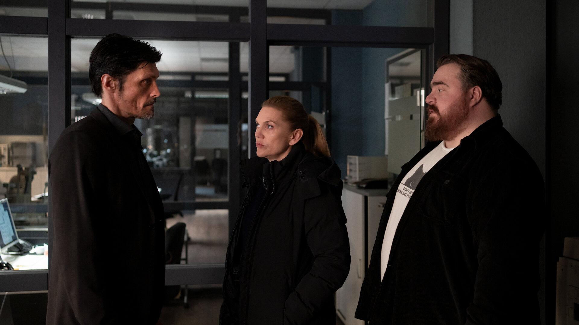 "Helen Dorn - Schwarzes Herz": Nedjo Kristic (Stipe Erceg), Helen Dorn (Anna Loos) und Weyer (Tristan Seith) unterhalten sich im Büro.