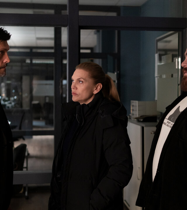 "Helen Dorn - Schwarzes Herz": Nedjo Kristic (Stipe Erceg), Helen Dorn (Anna Loos) und Weyer (Tristan Seith) unterhalten sich im Büro.